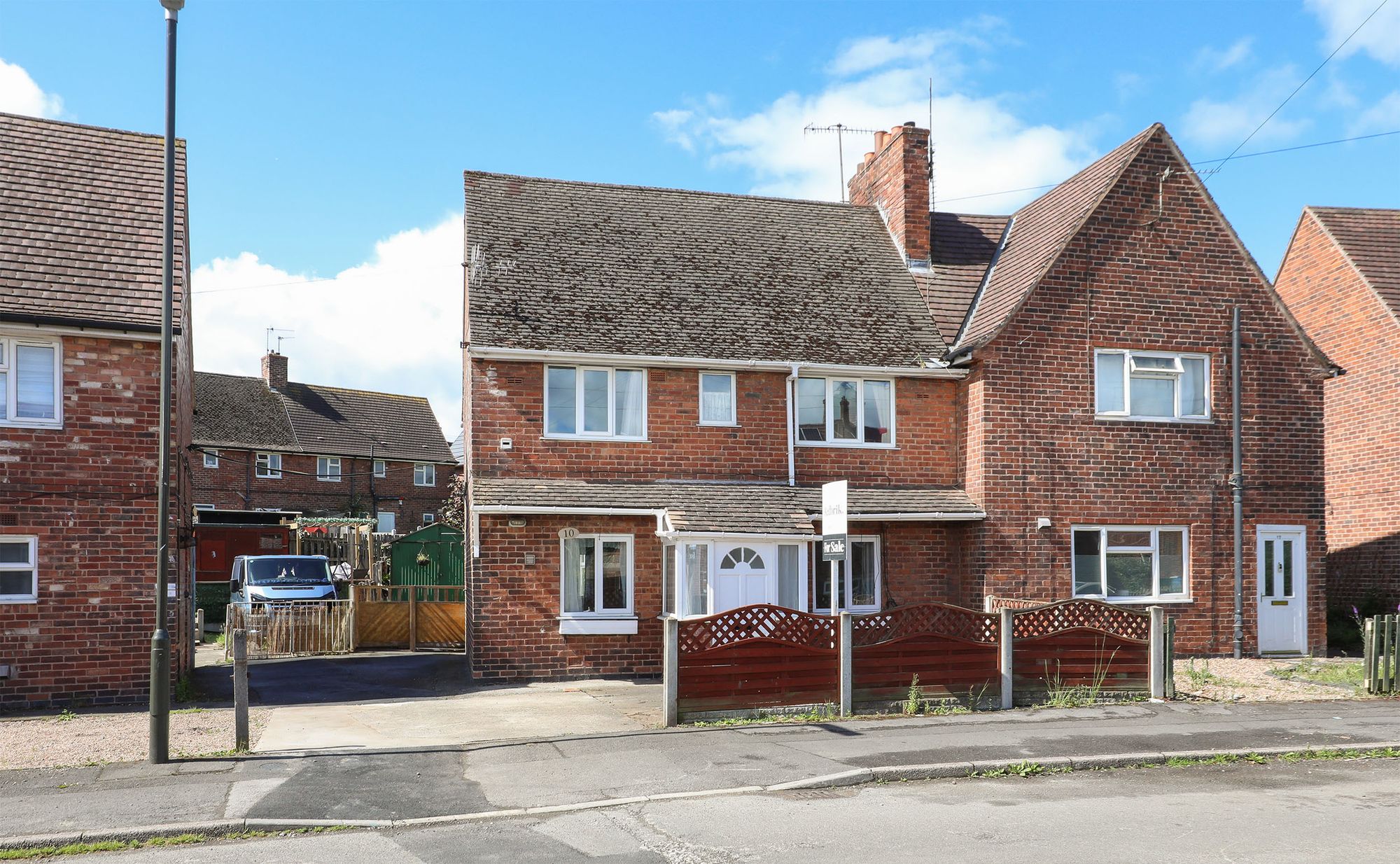 3 bedroom Semi-detached house Under Offer