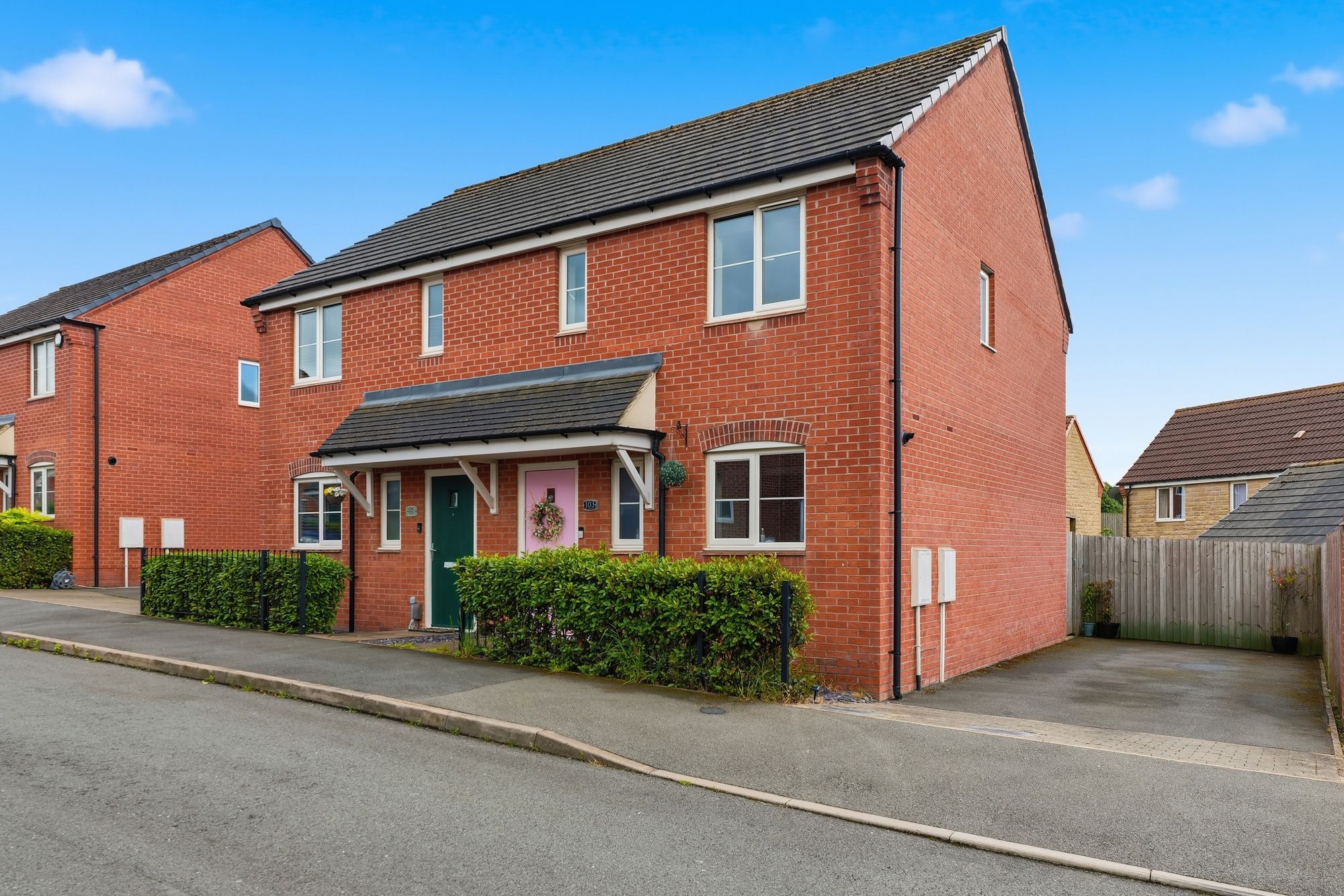 3 bedroom Semi-detached house Under Offer