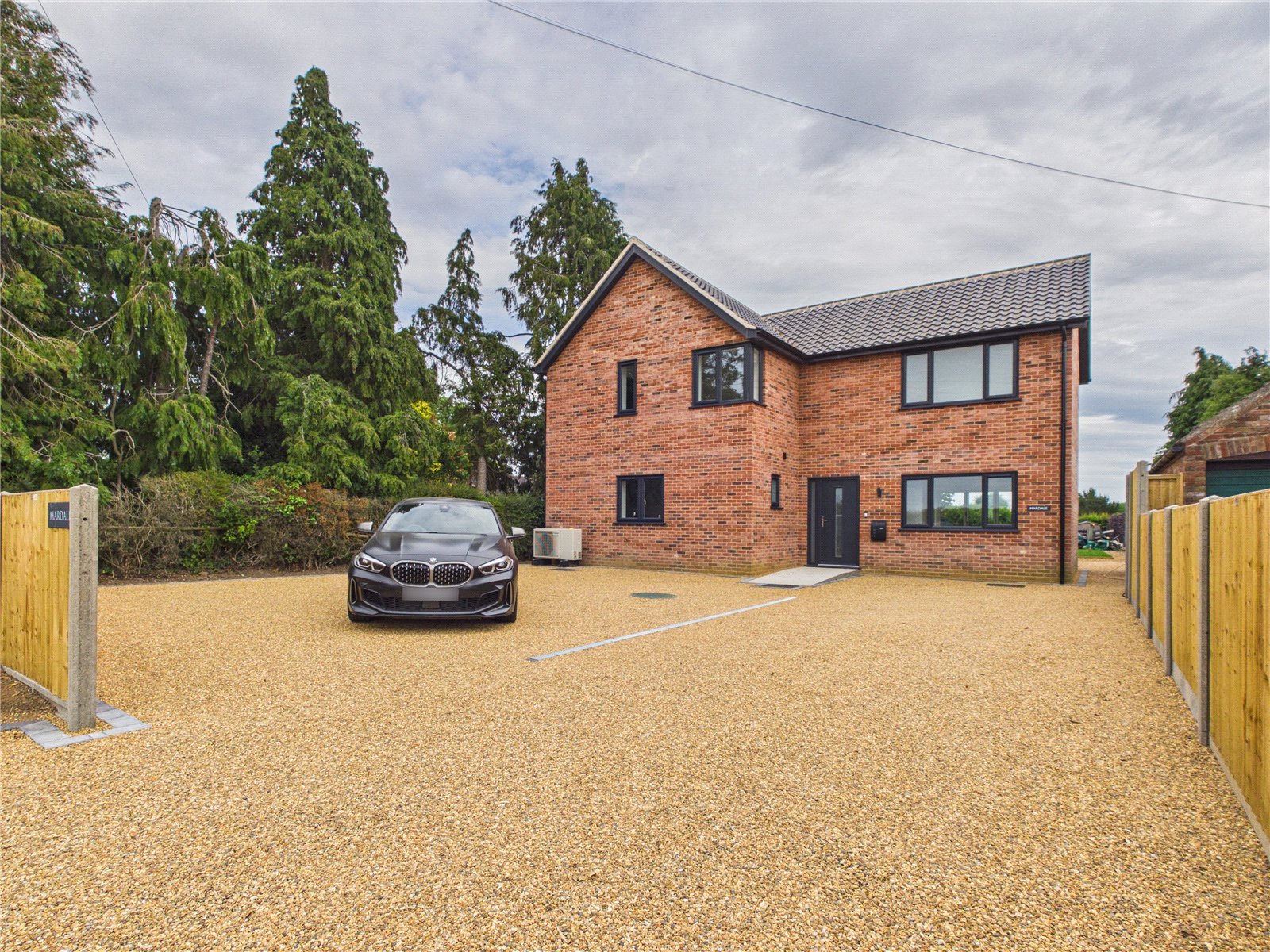 3 bedroom Detached house For Sale