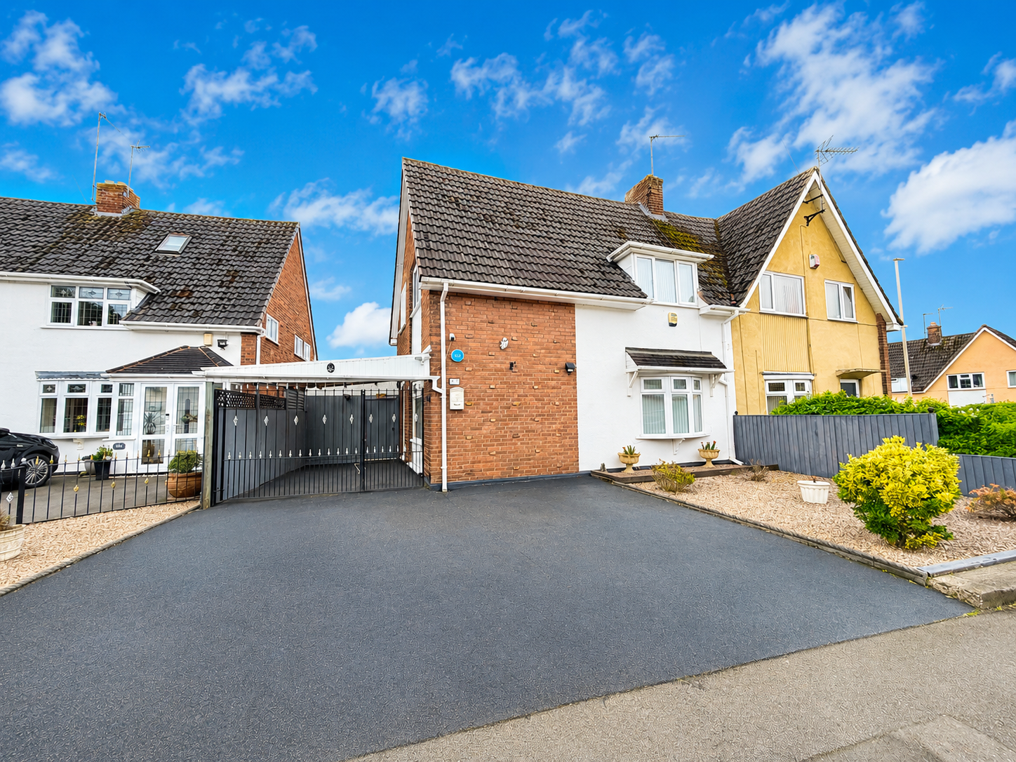 3 bedroom Semi-detached house Under Offer