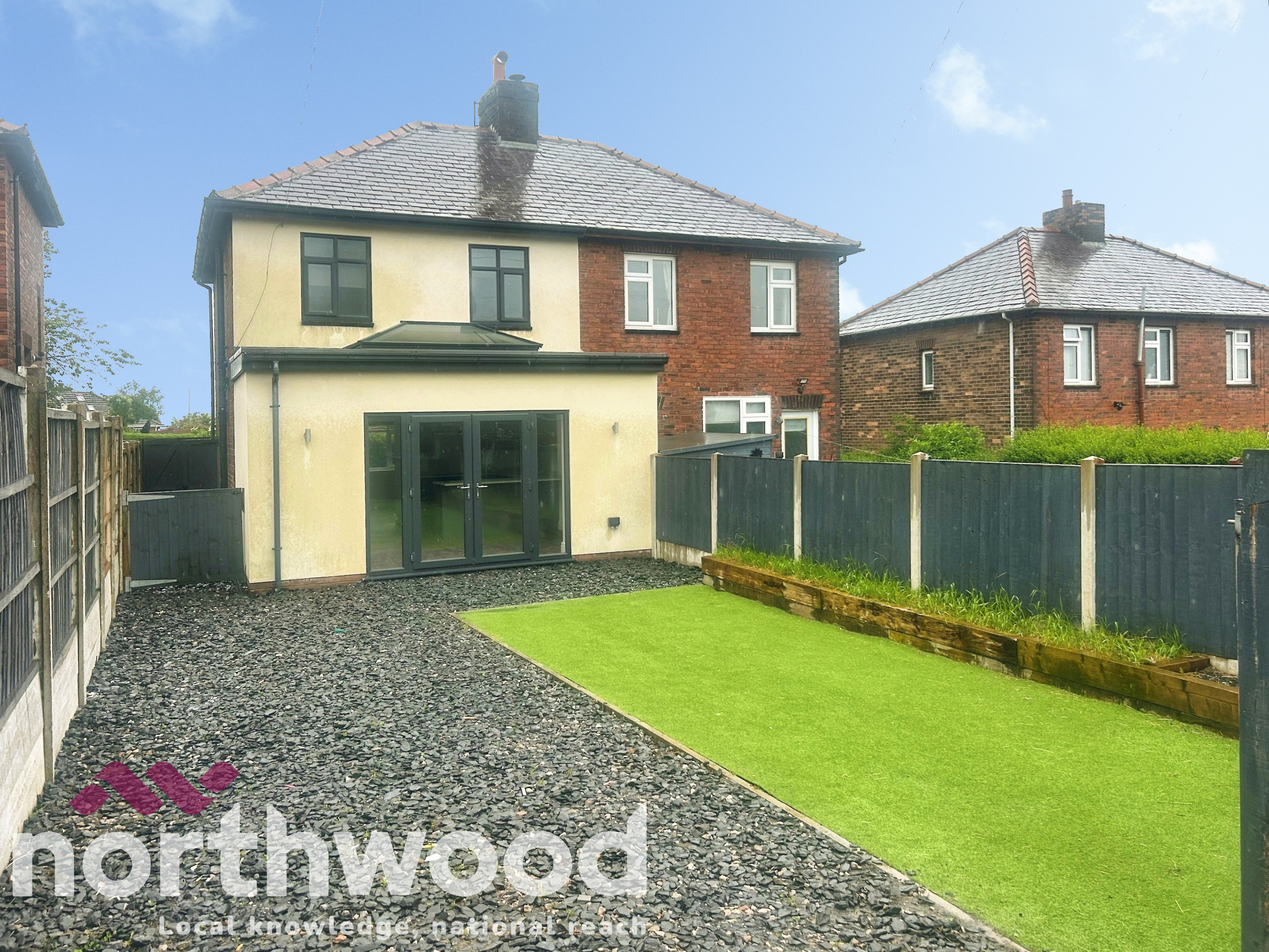 2 bedroom Semi-detached house Under Offer