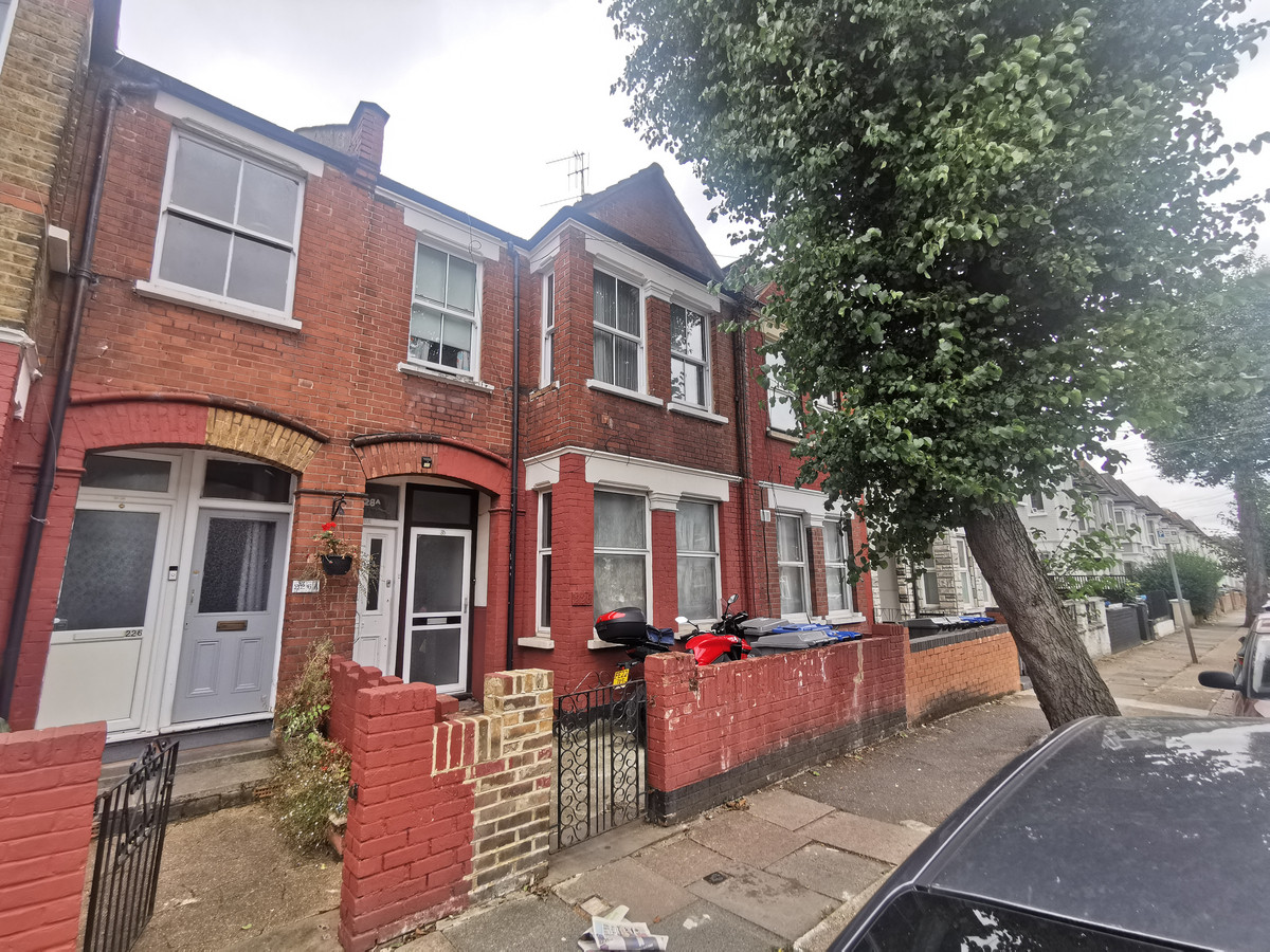 3 bedroom Flat To Let