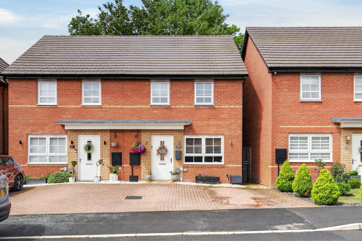 3 bedroom Semi-detached house For Sale