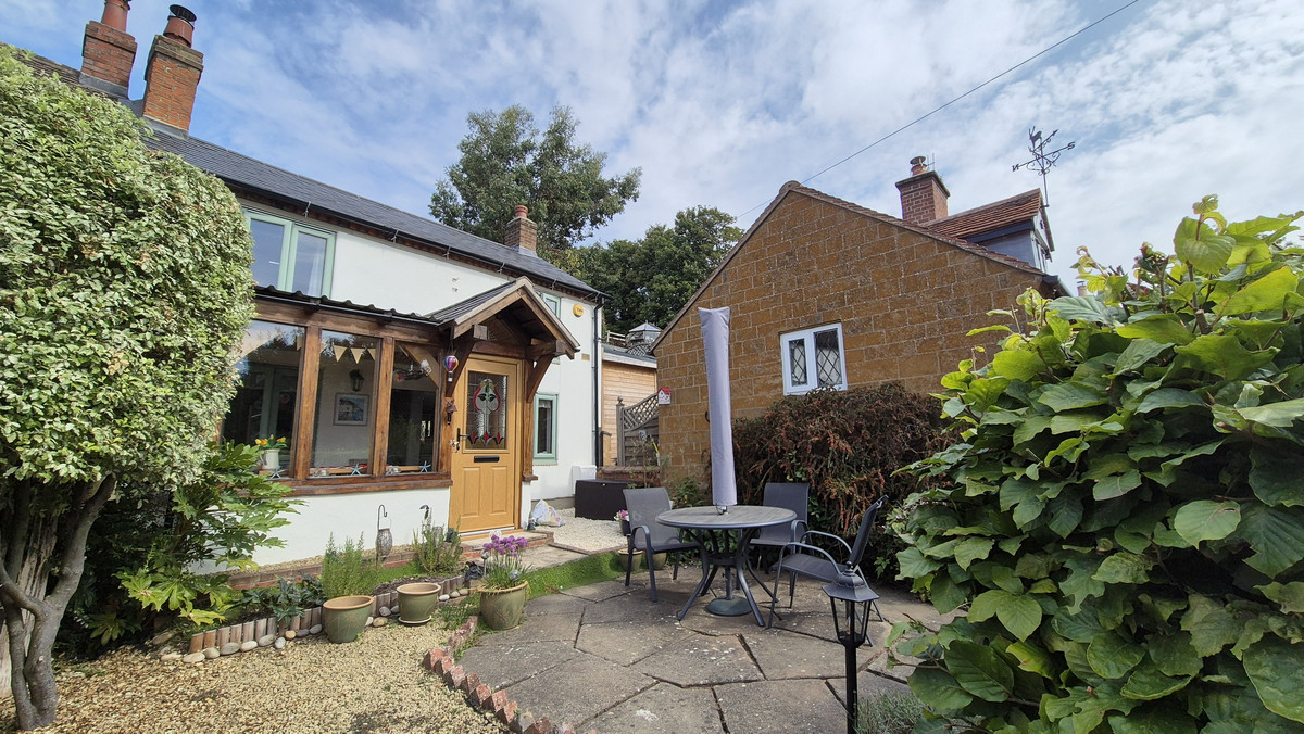 2 bedroom House (unspecified) For Sale