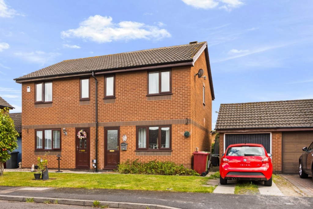 2 bedroom Semi-detached house Under Offer