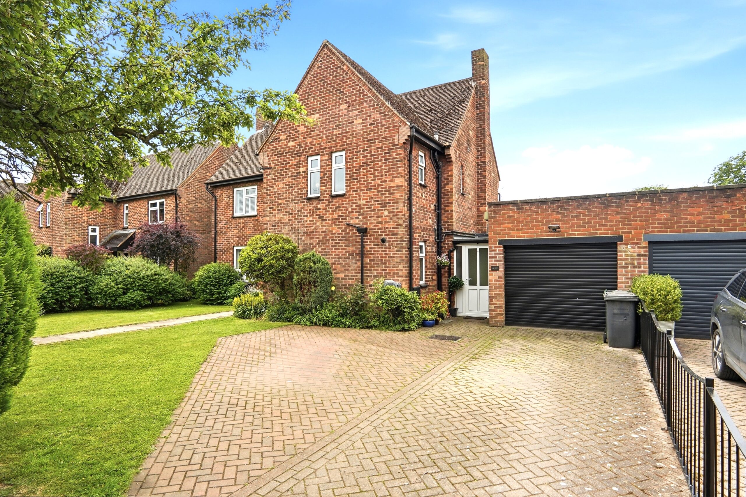 5 bedroom Detached house Under Offer