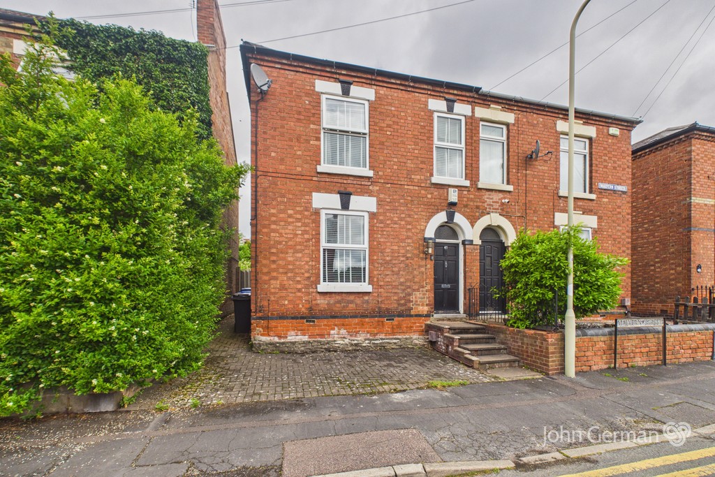 3 bedroom Semi-detached house For Sale
