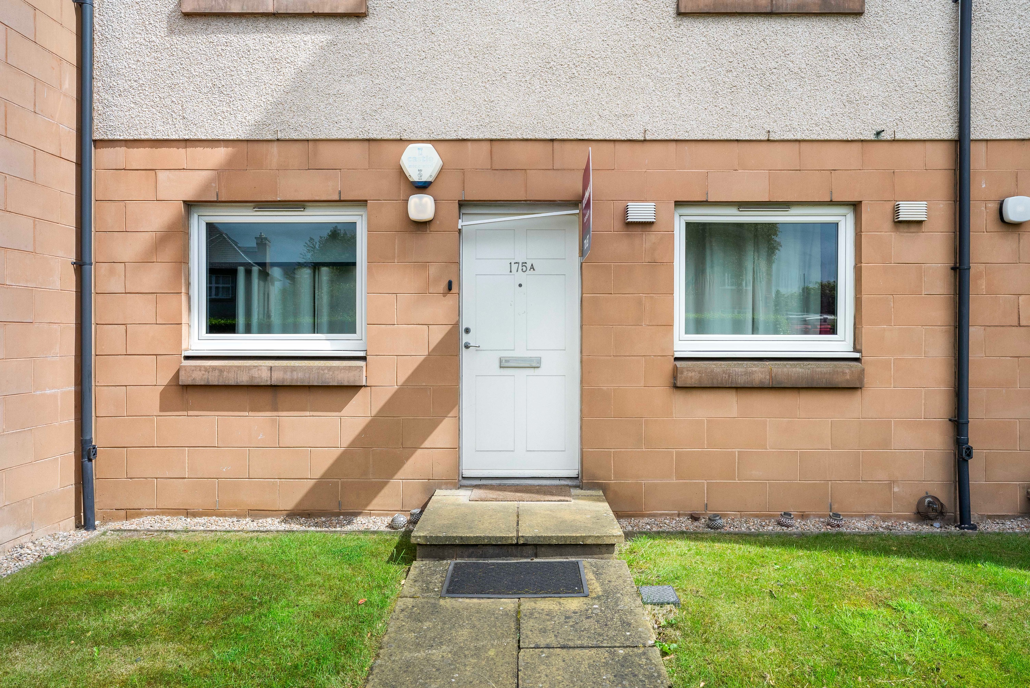 3 bedroom Flat For Sale