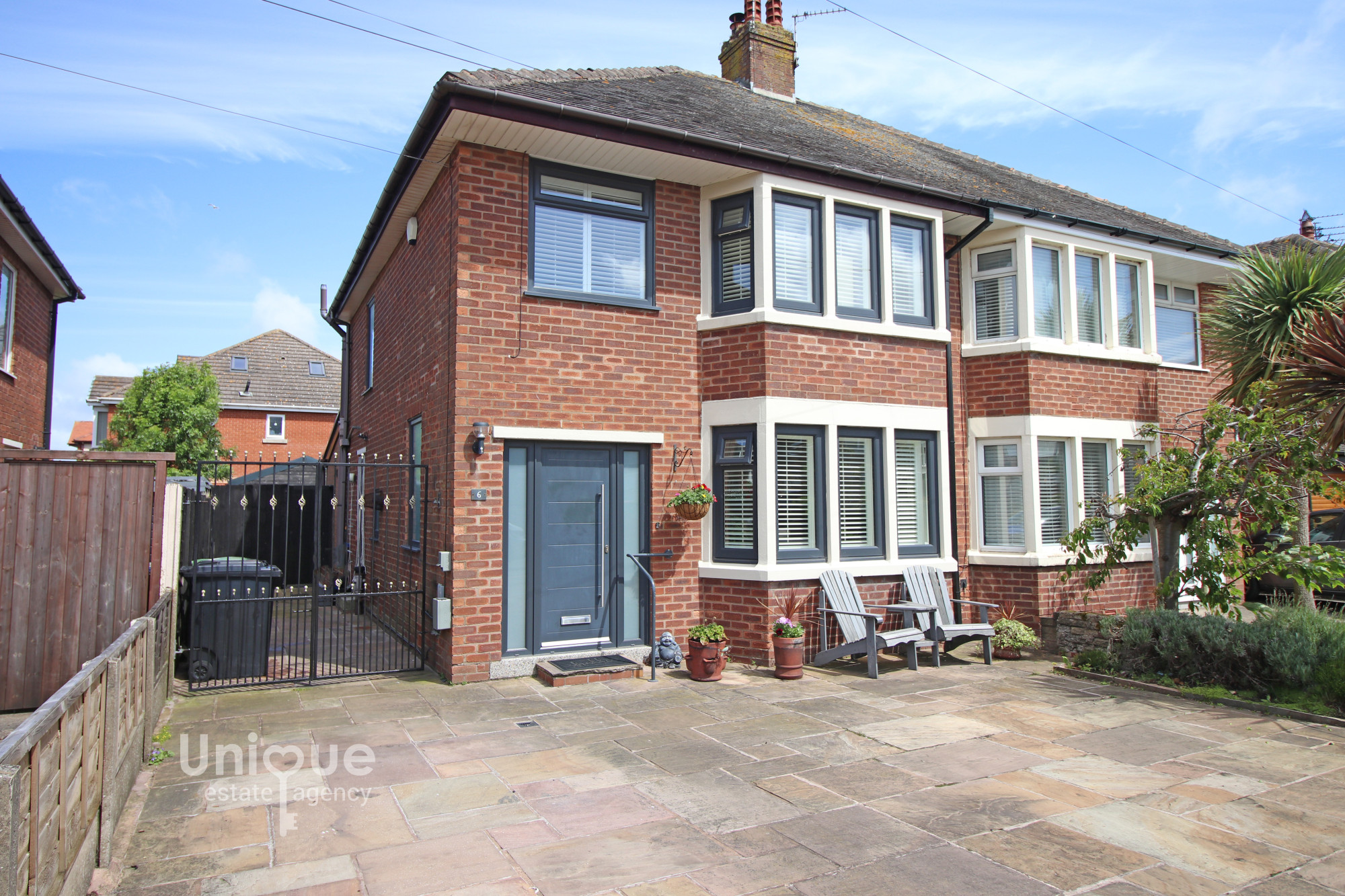 3 bedroom Semi-detached house Under Offer