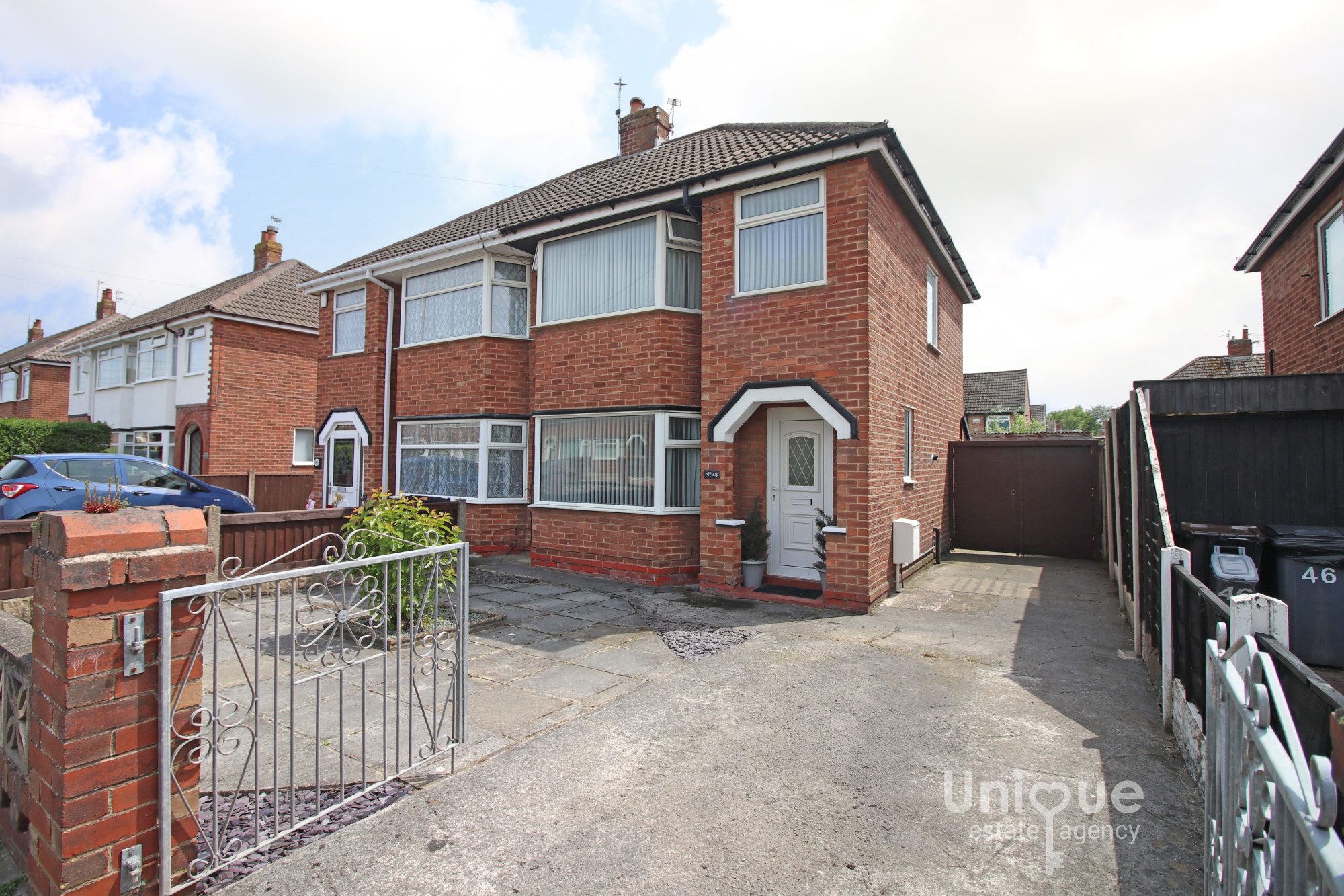 3 bedroom Semi-detached house Under Offer