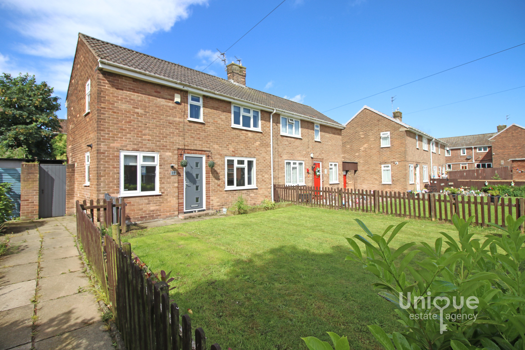 2 bedroom Semi-detached house Under Offer