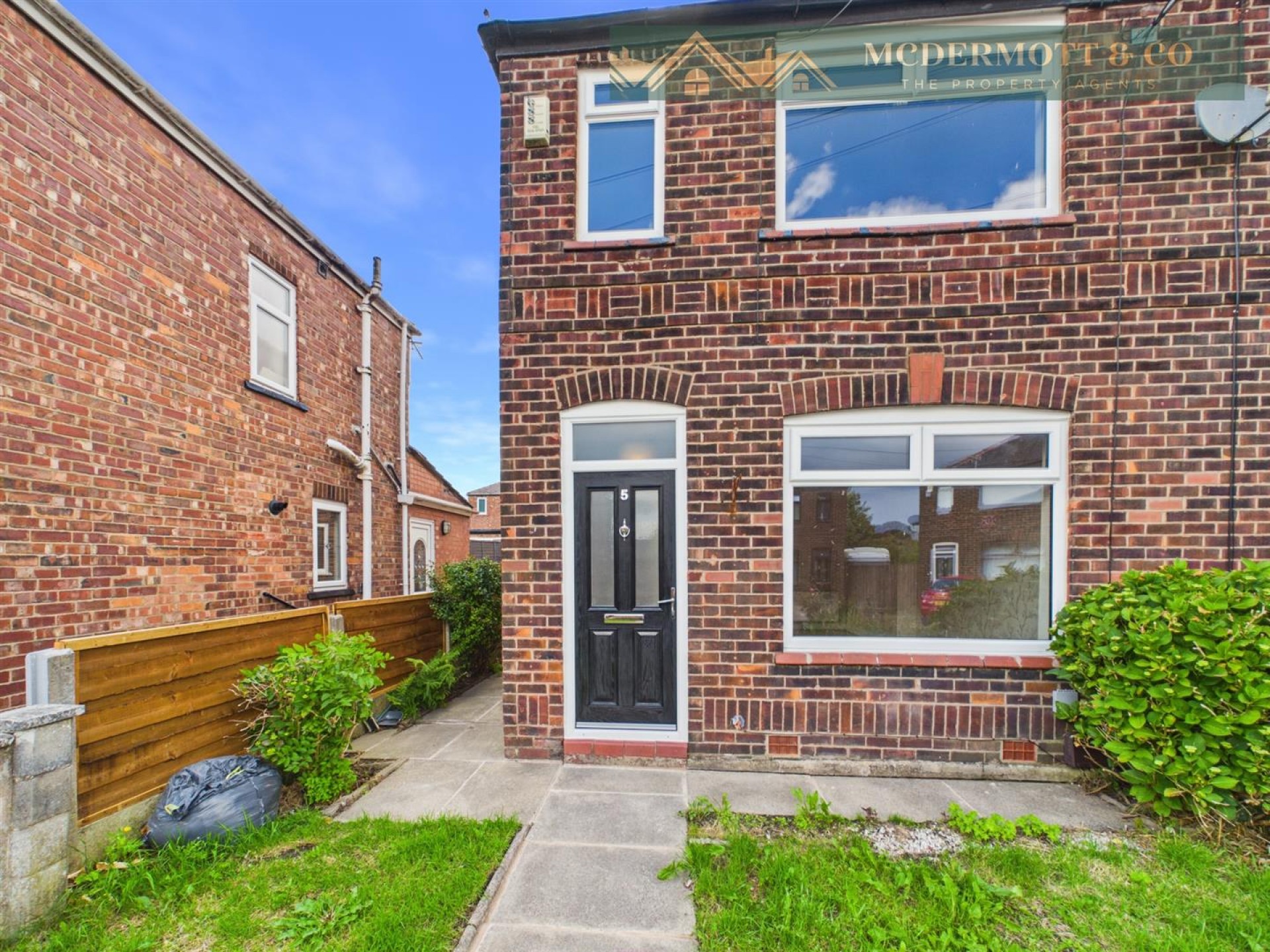 2 bedroom Semi-detached house Under Offer