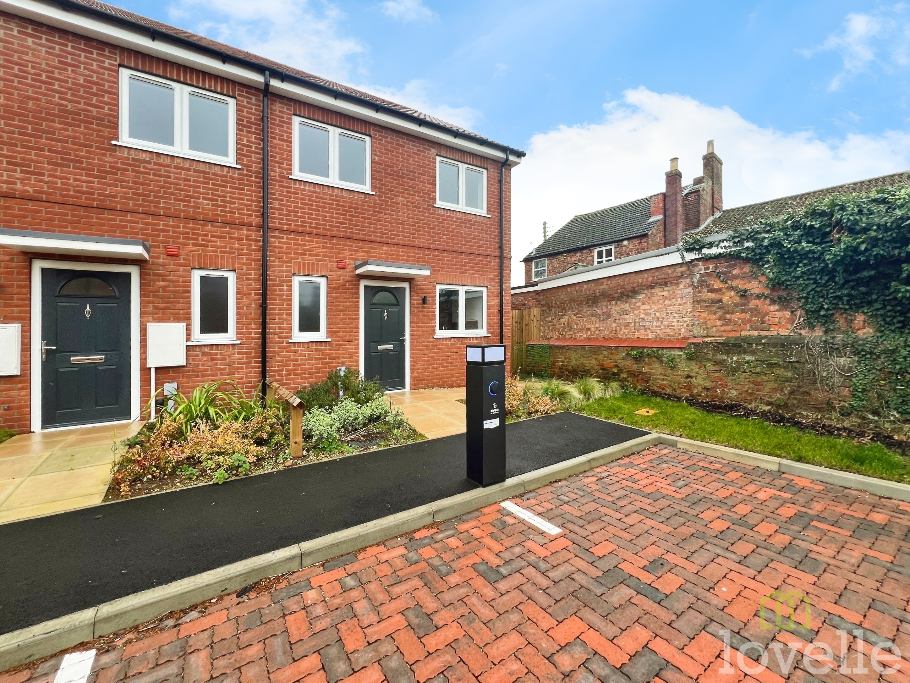 2 bedroom Terraced House To Let