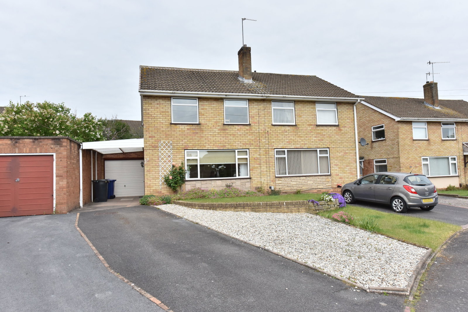 3 bedroom Semi-detached house Under Offer