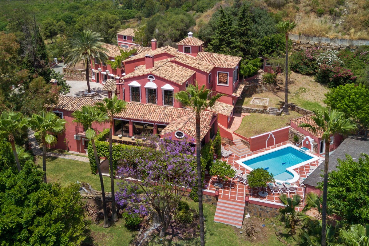 12 bedroom Villa For Sale