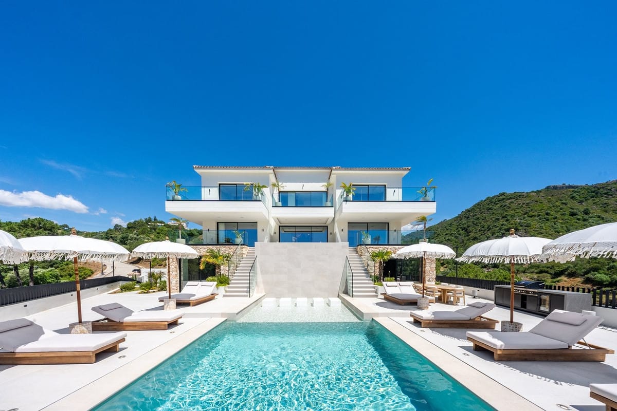 8 bedroom Villa For Sale