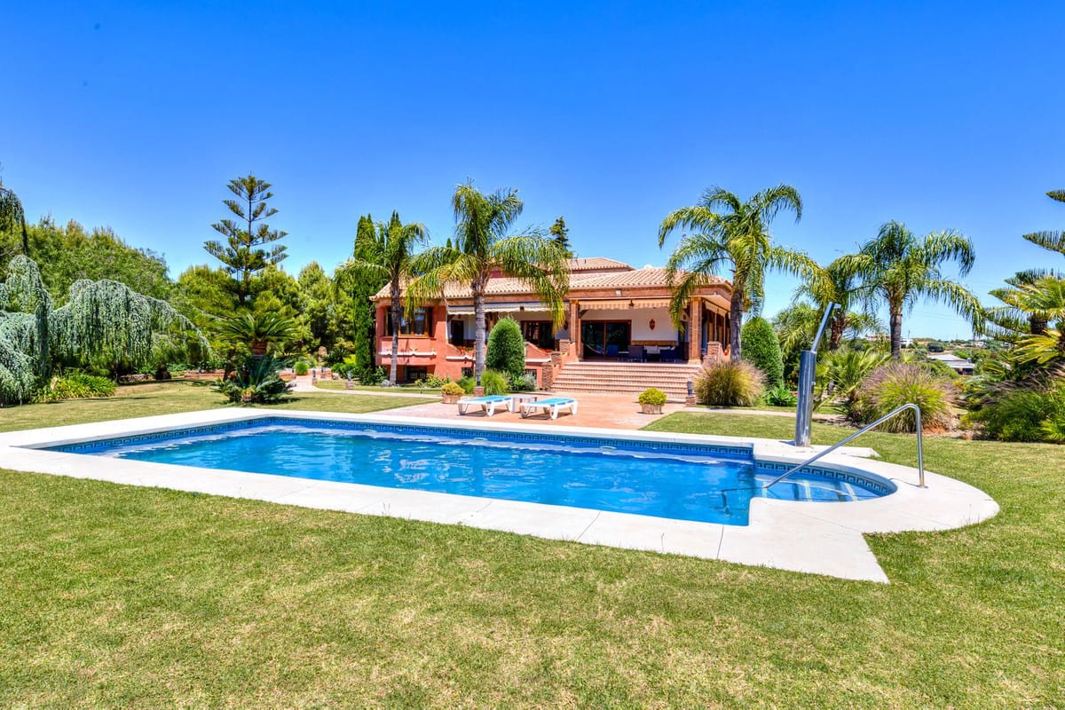 8 bedroom Villa For Sale