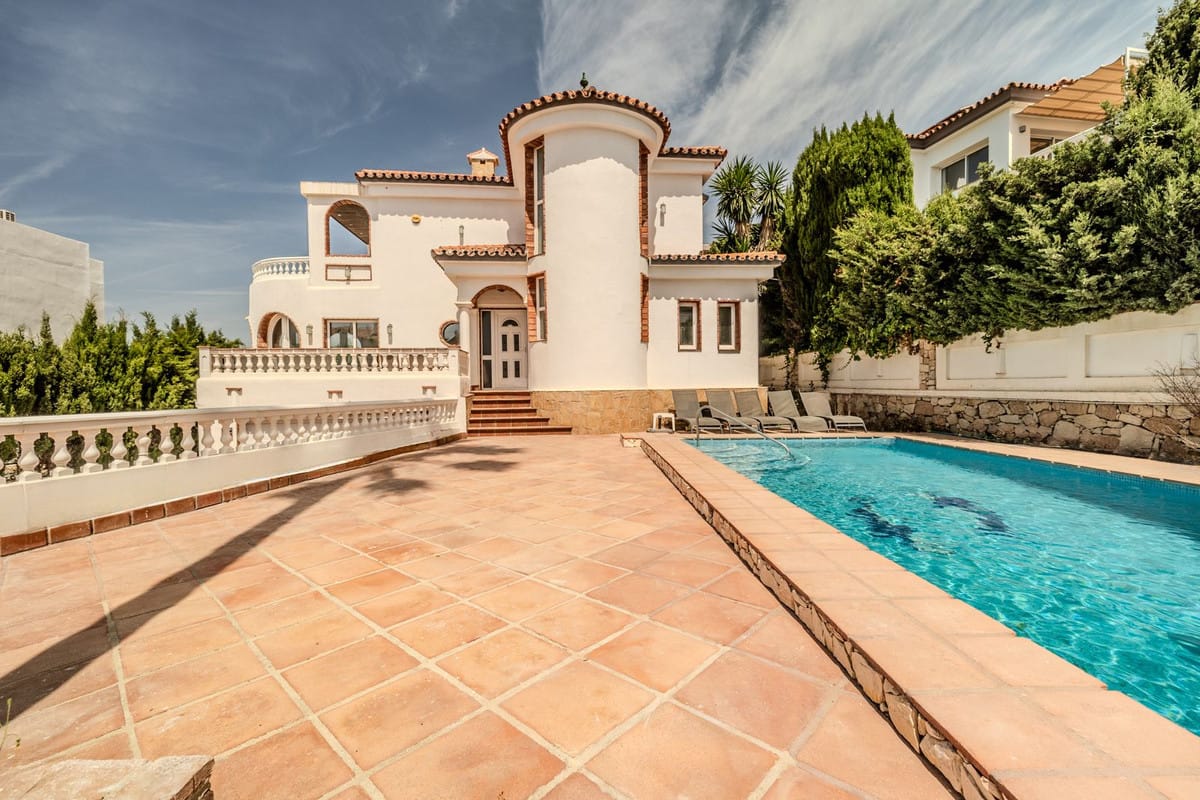 5 bedroom Villa For Sale