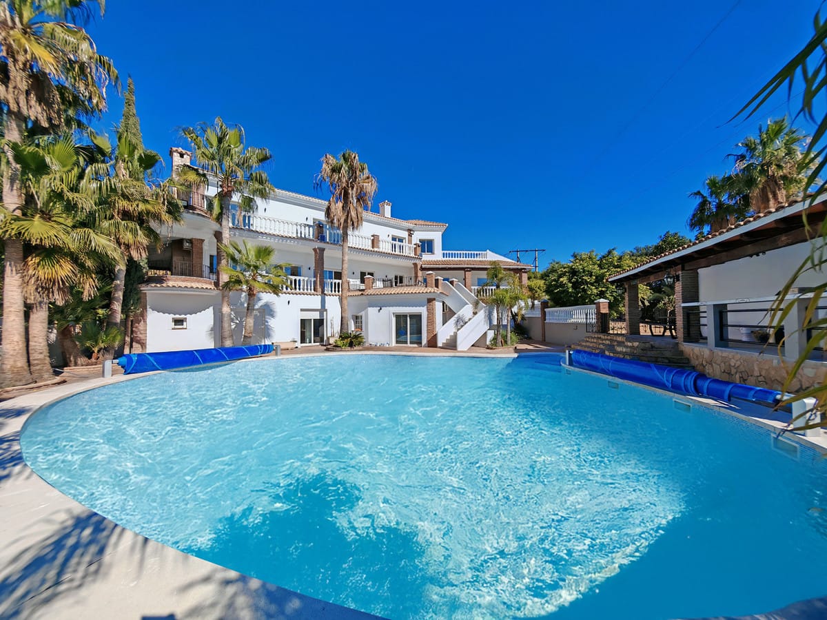 9 bedroom Villa For Sale