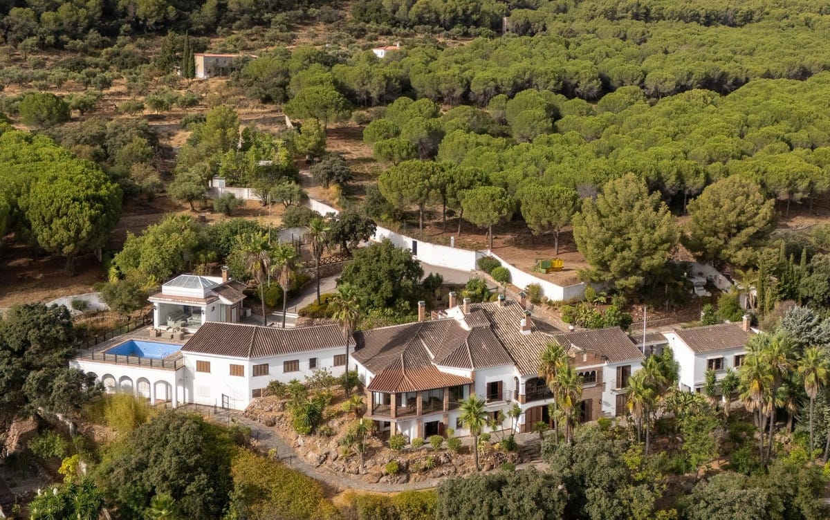 13 bedroom Villa For Sale