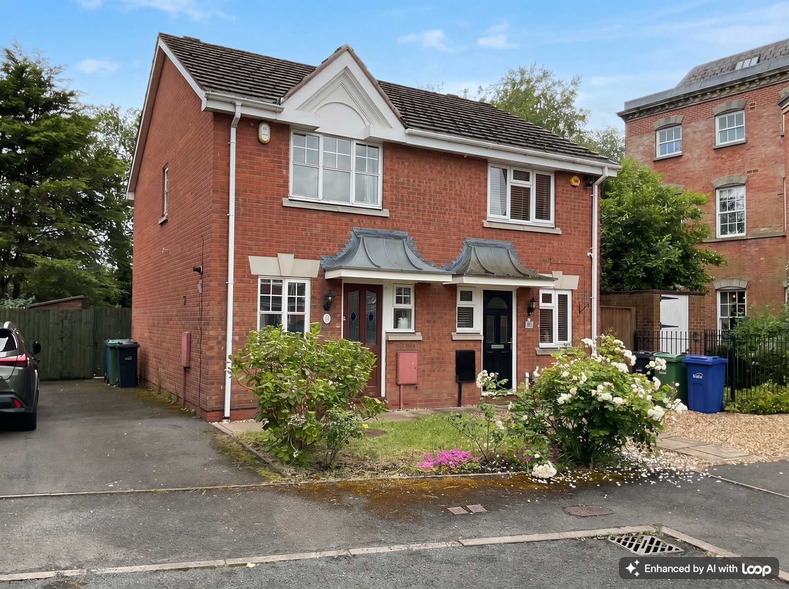 2 bedroom Semi-detached house Under Offer