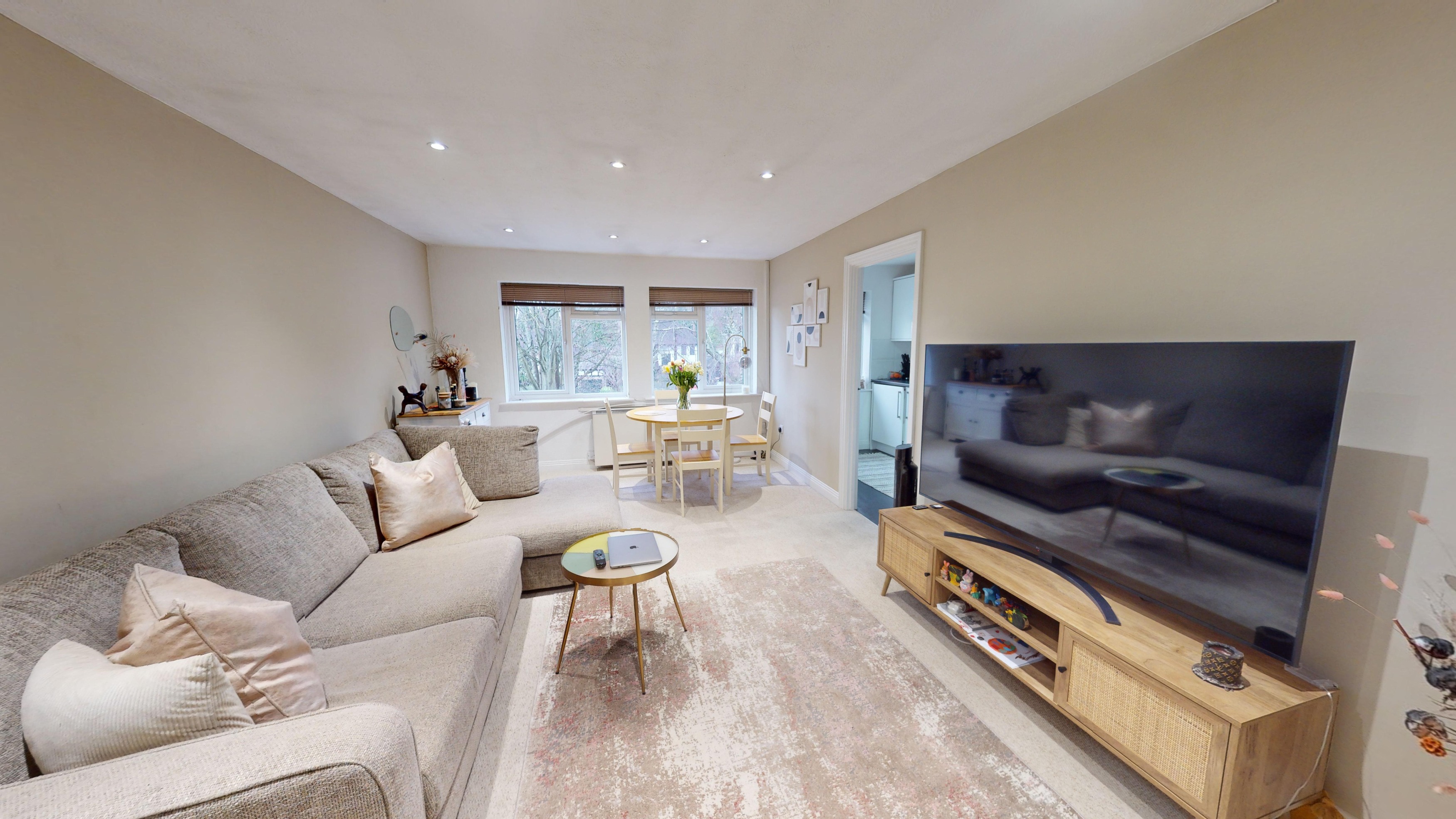 2 bedroom Flat To Let