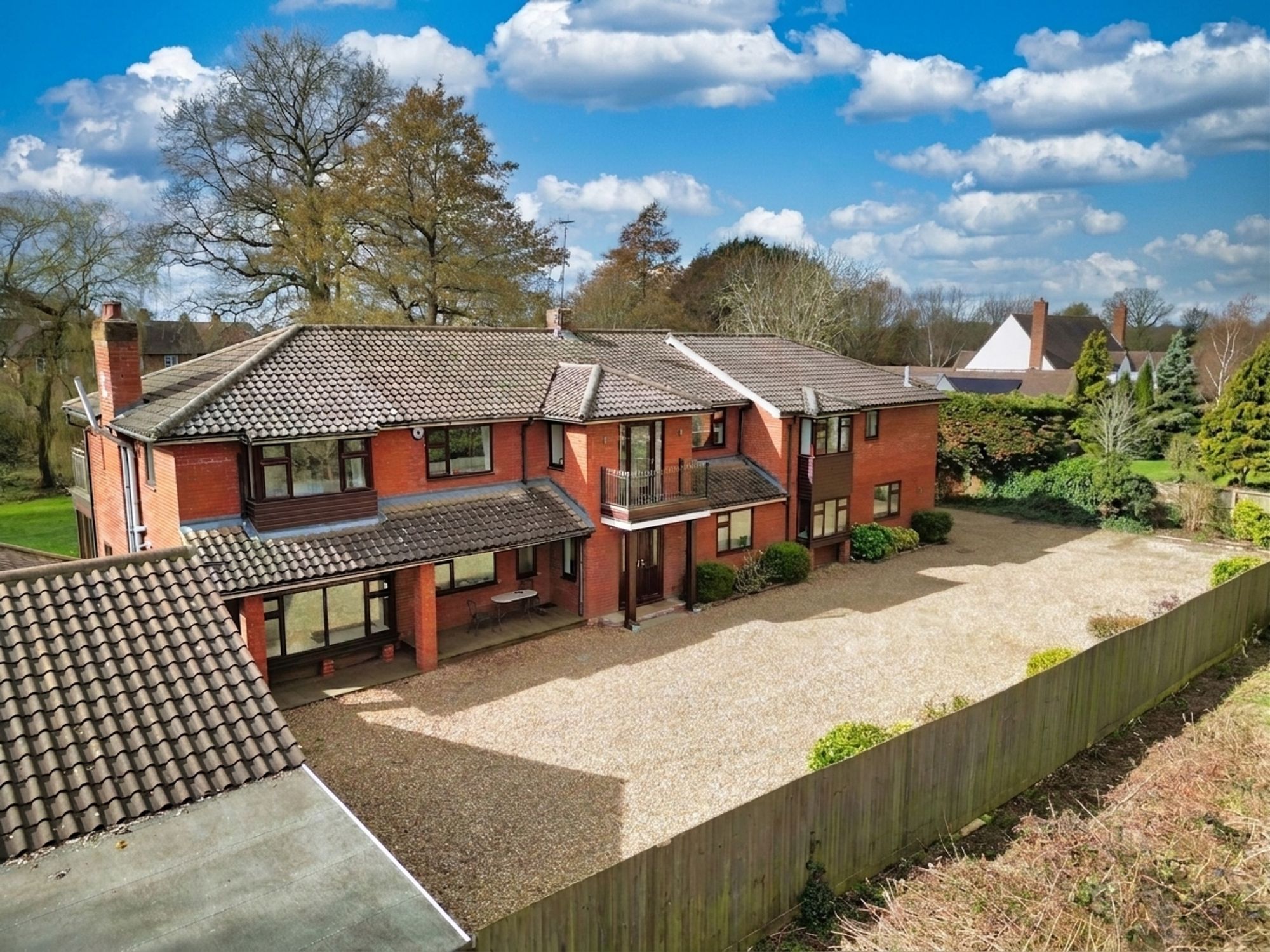 6 bedroom Detached house Under Offer