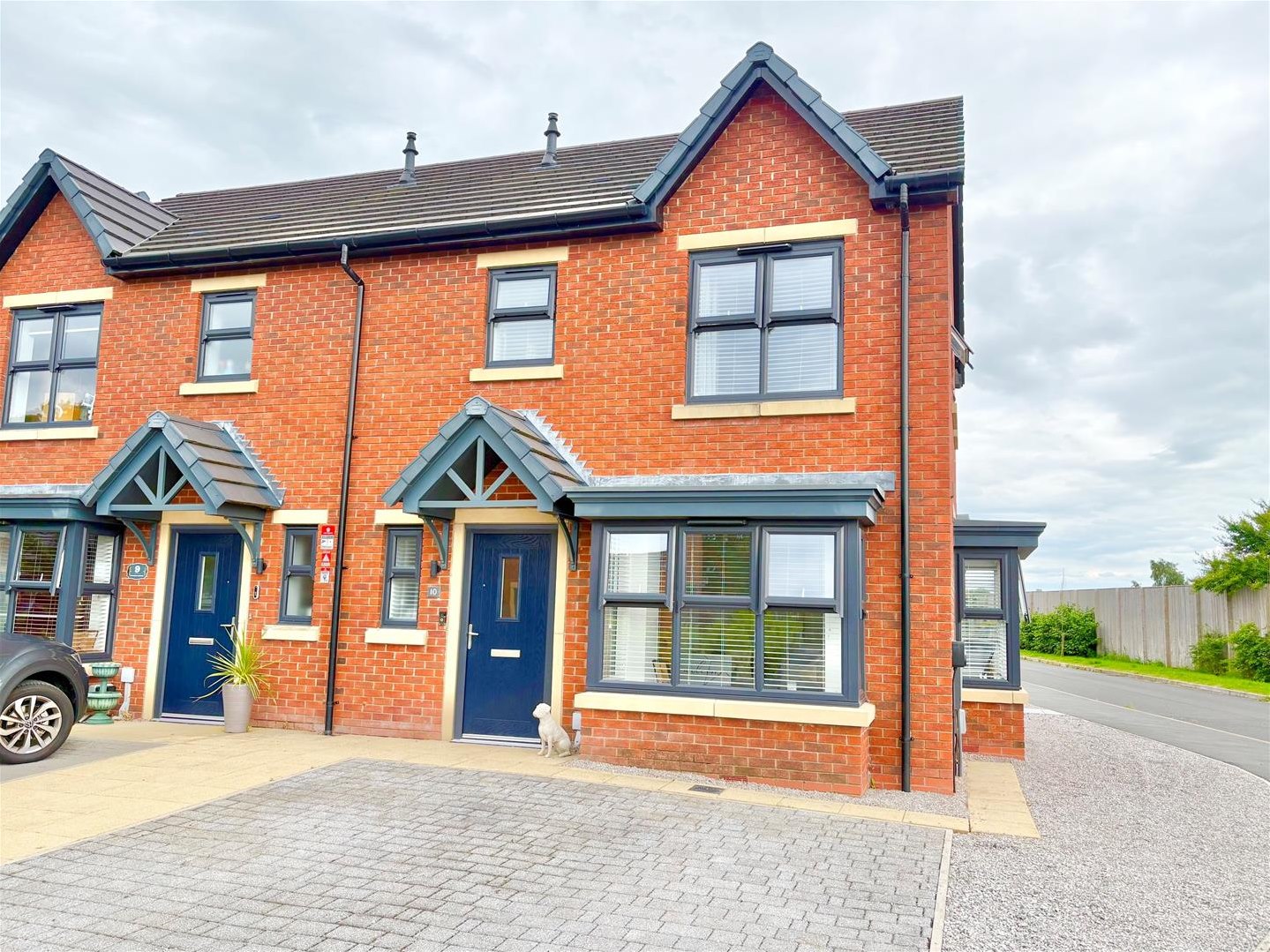 3 bedroom Semi-detached house Under Offer