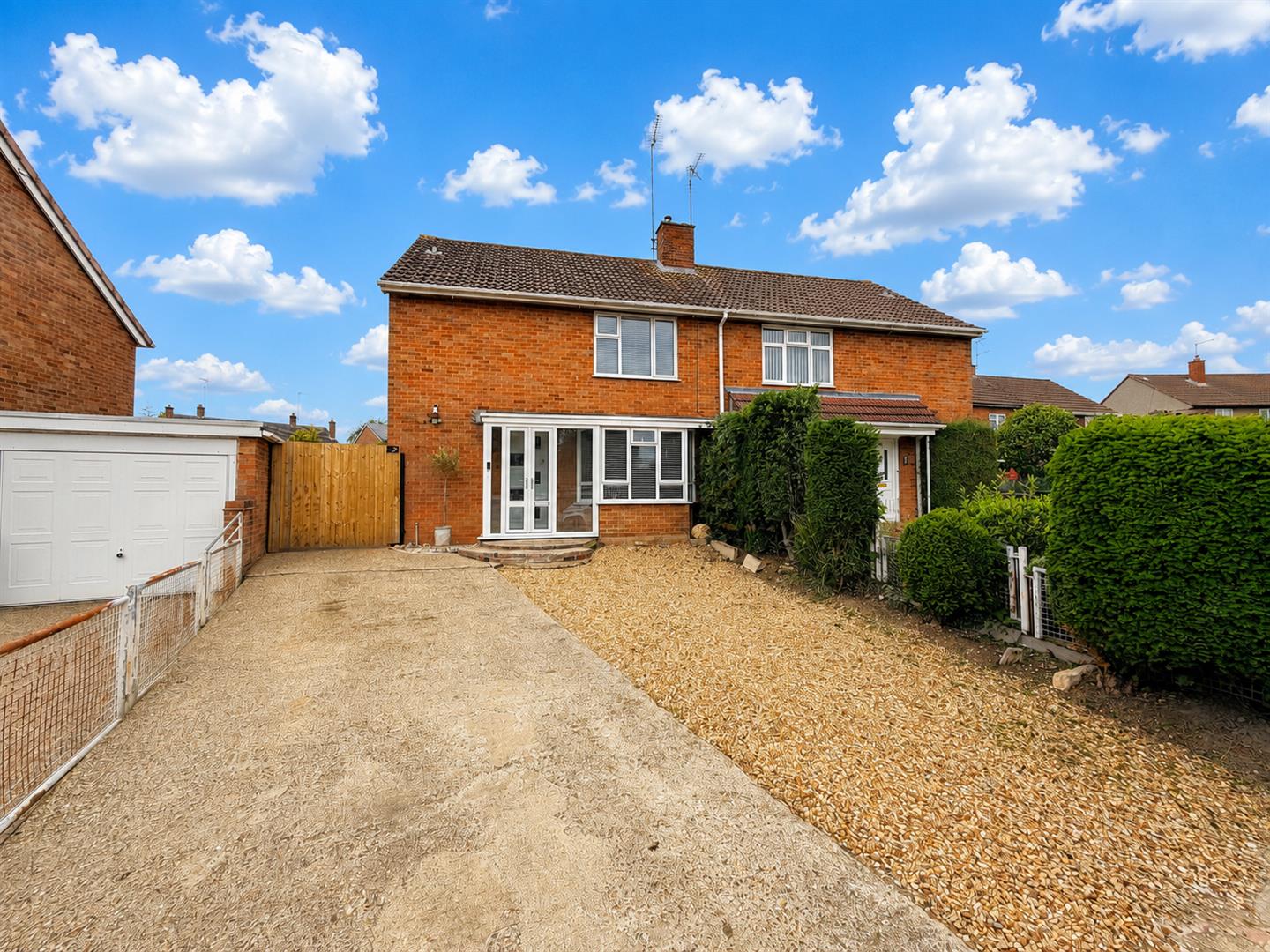 3 bedroom Semi-detached house Under Offer