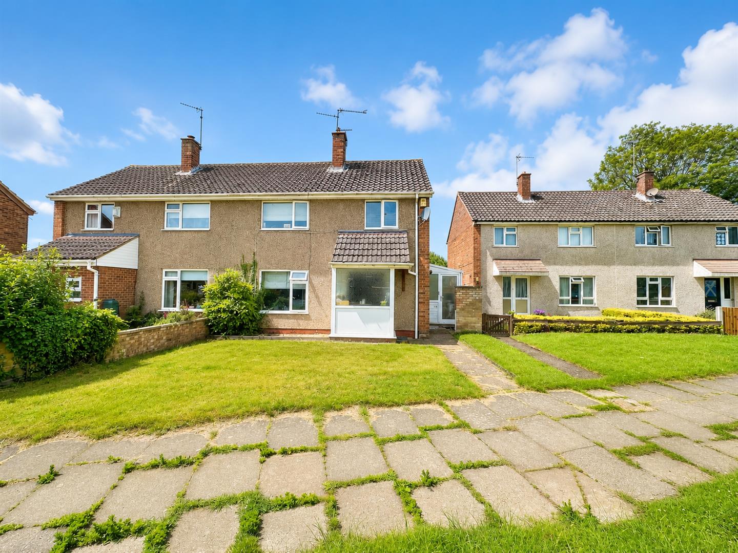 3 bedroom Semi-detached house Under Offer