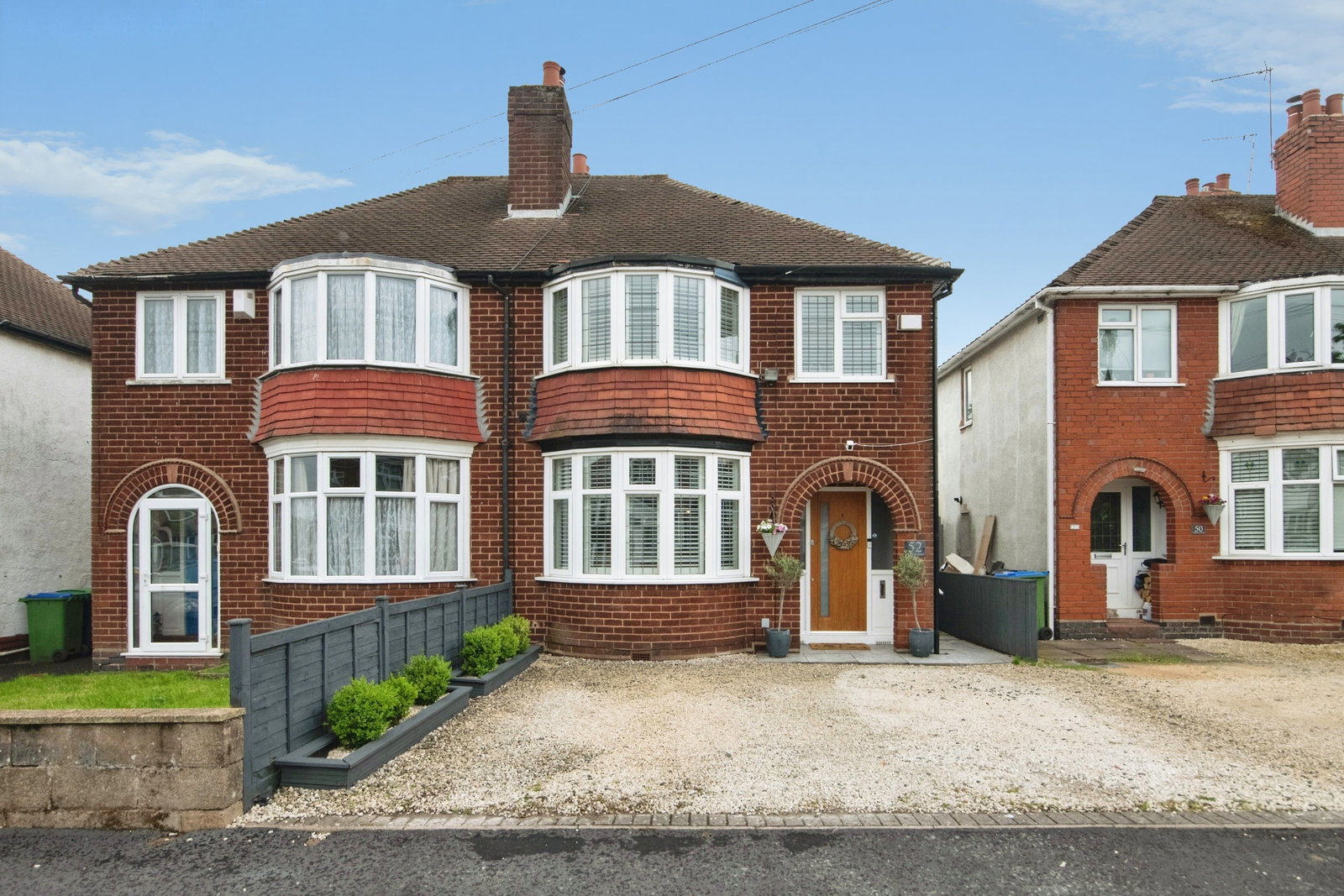 3 bedroom Semi-detached house Under Offer