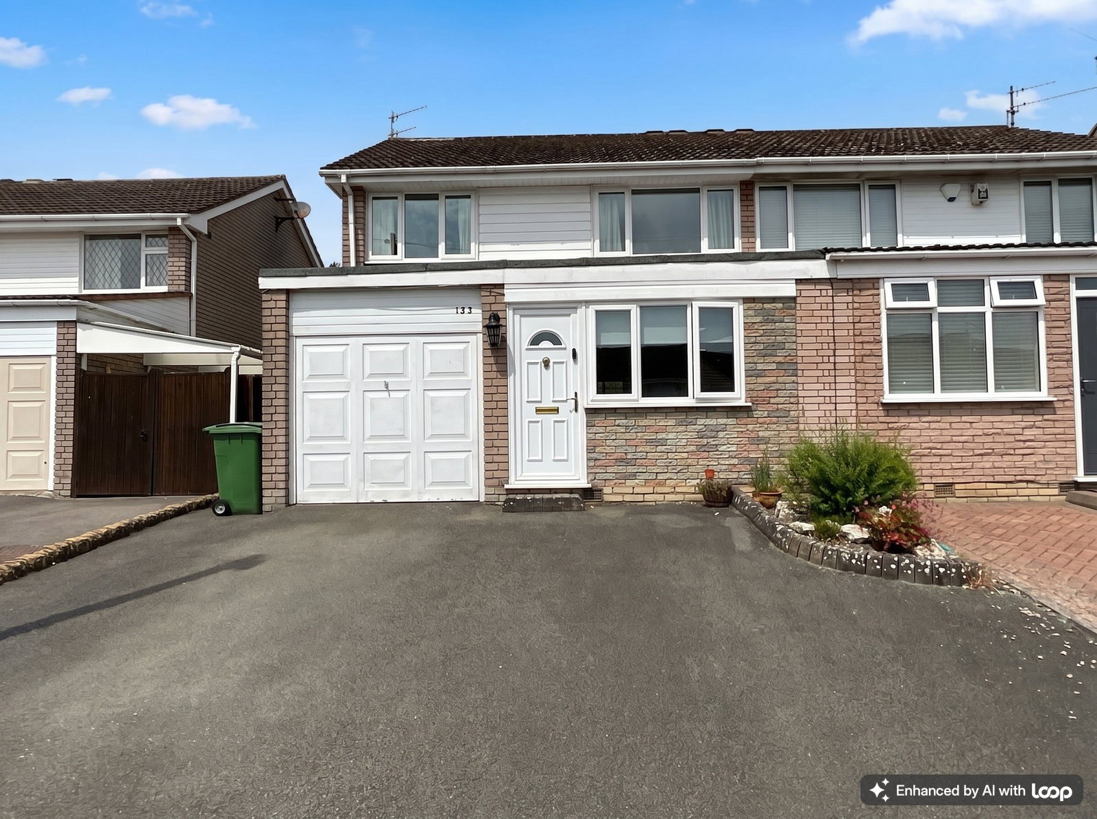 3 bedroom Semi-detached house Under Offer