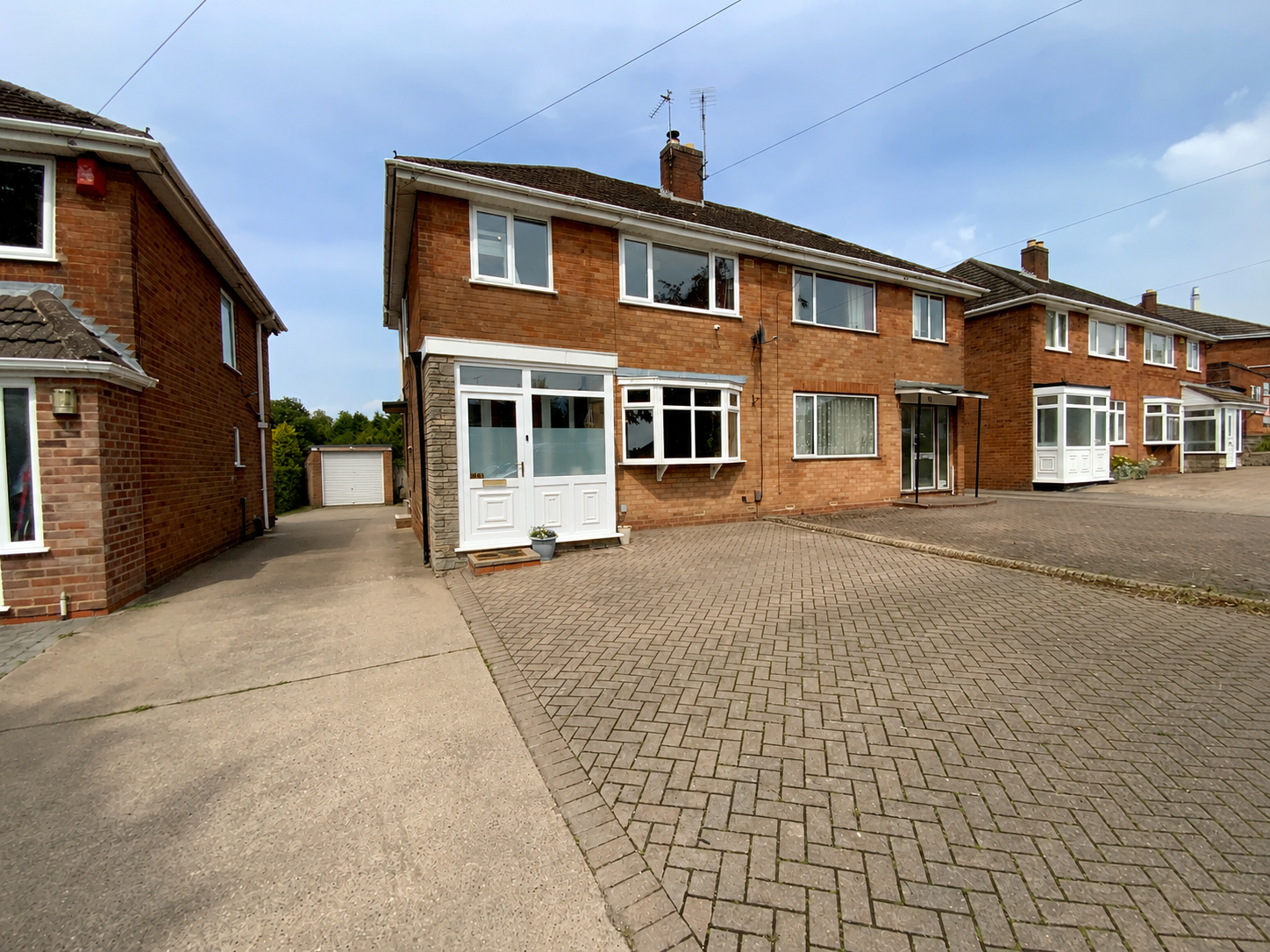 3 bedroom Semi-detached house Under Offer