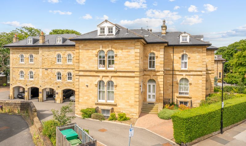 3 bedroom Flat For Sale