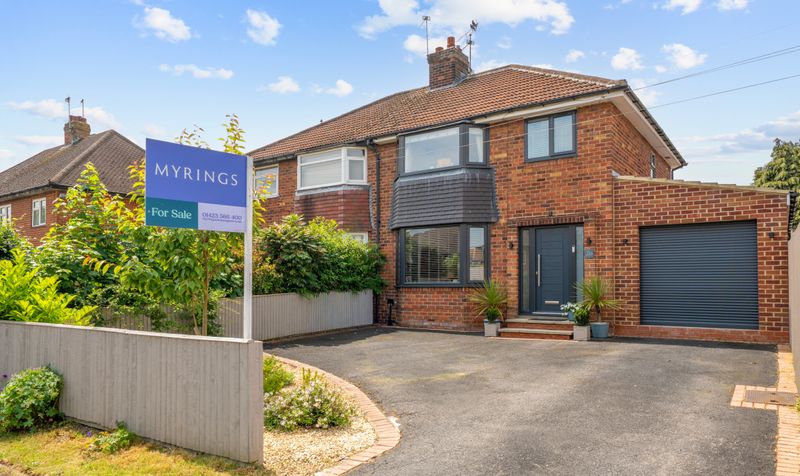 3 bedroom Semi-detached house Under Offer