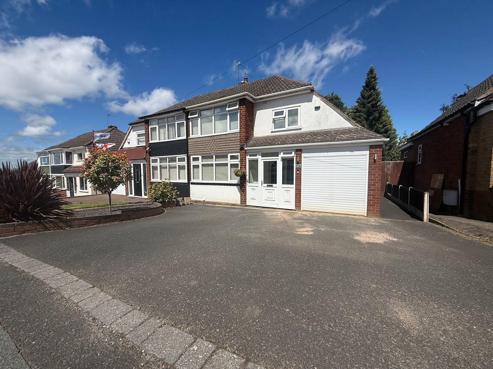 3 bedroom Semi-detached house Under Offer