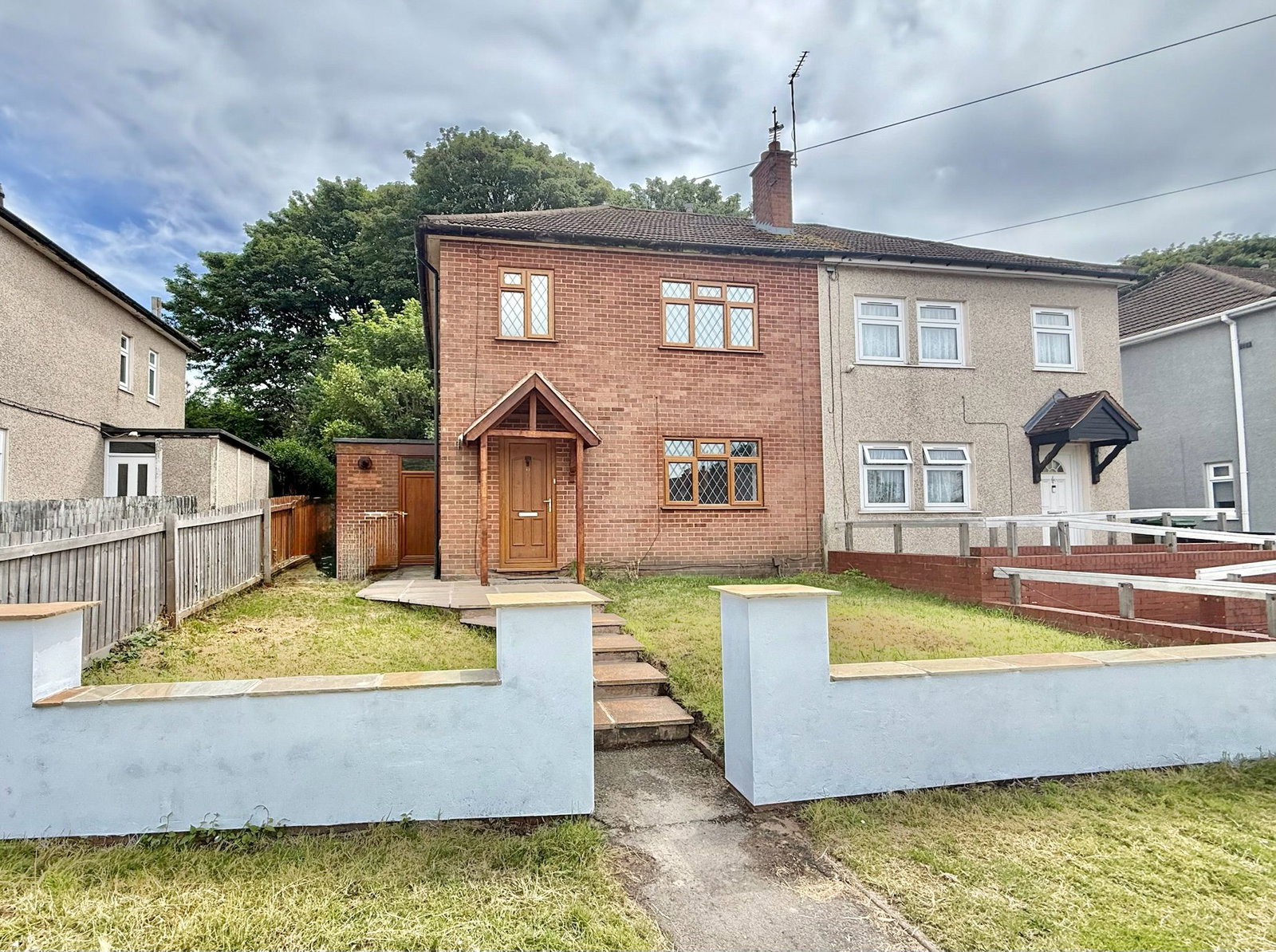 3 bedroom Semi-detached house Under Offer