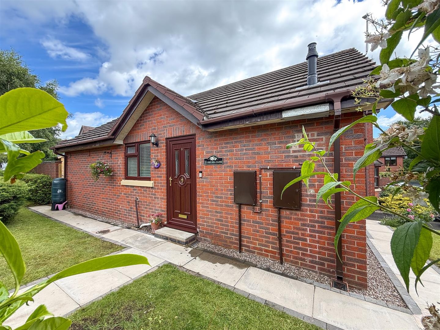 2 bedroom Detached bungalow For Sale