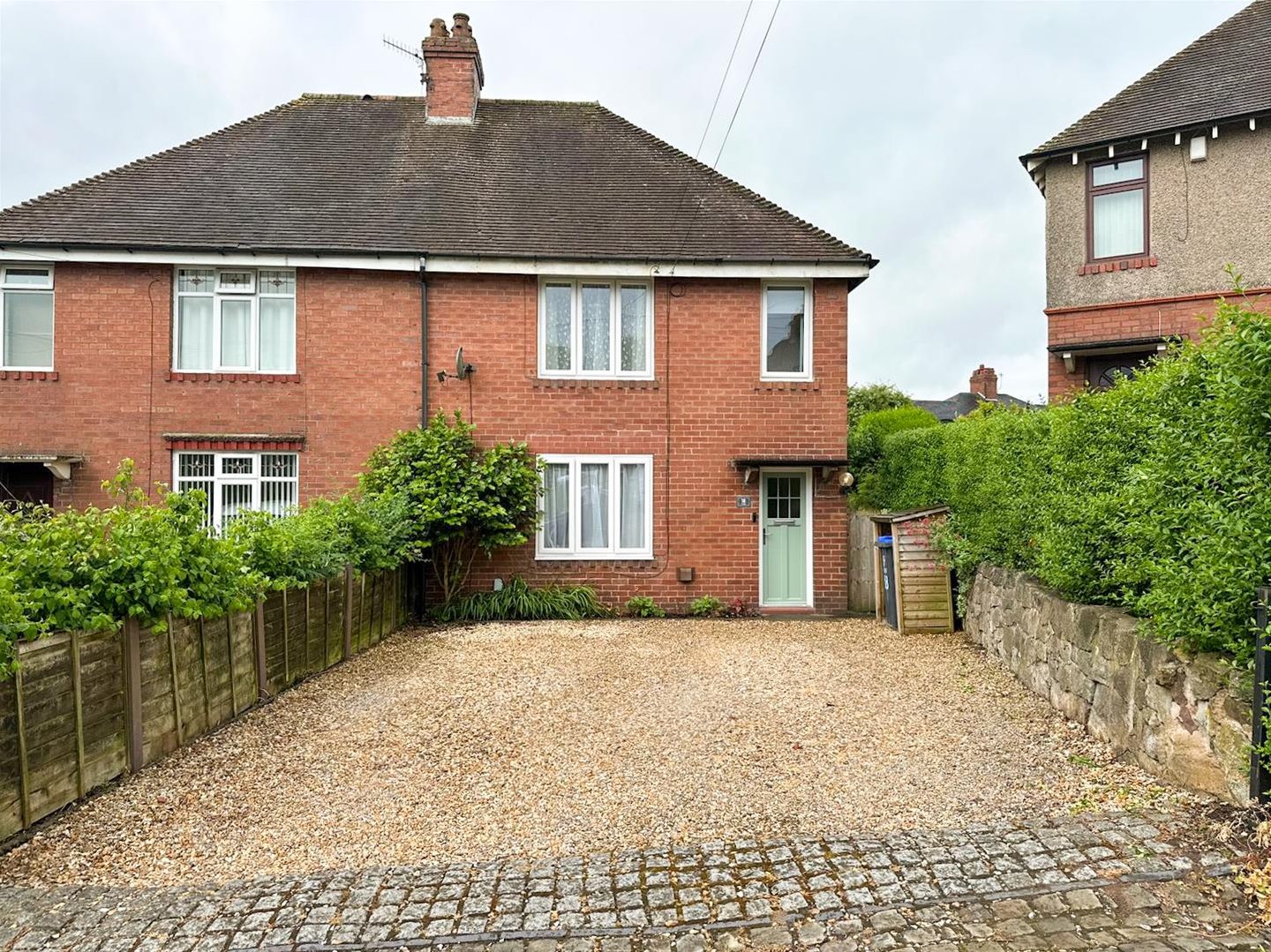 2 bedroom Semi-detached house Under Offer
