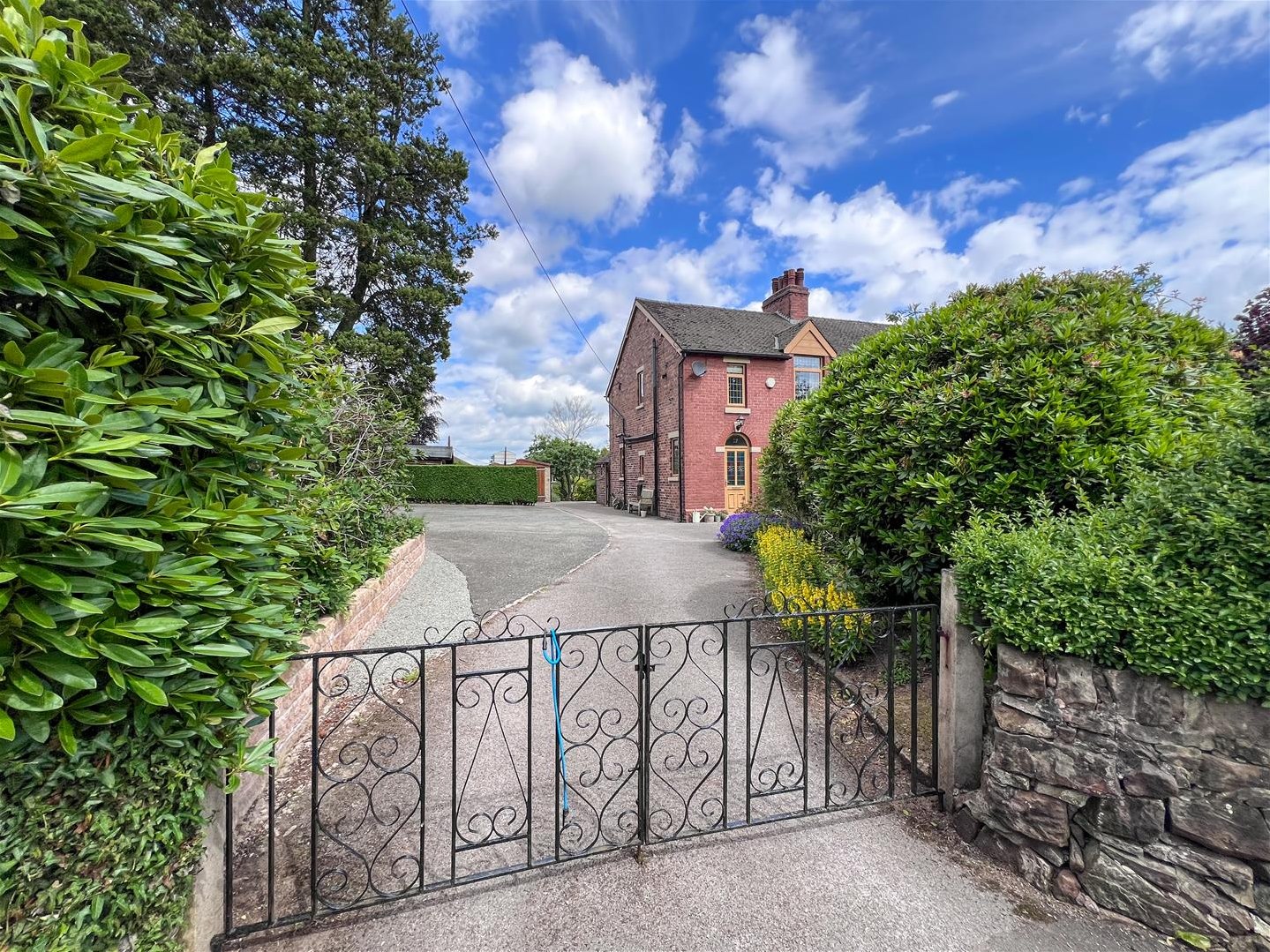 3 bedroom Link detached house Under Offer