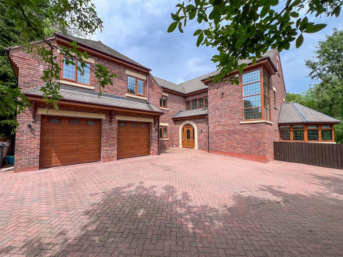 6 bedroom Link detached house For Sale