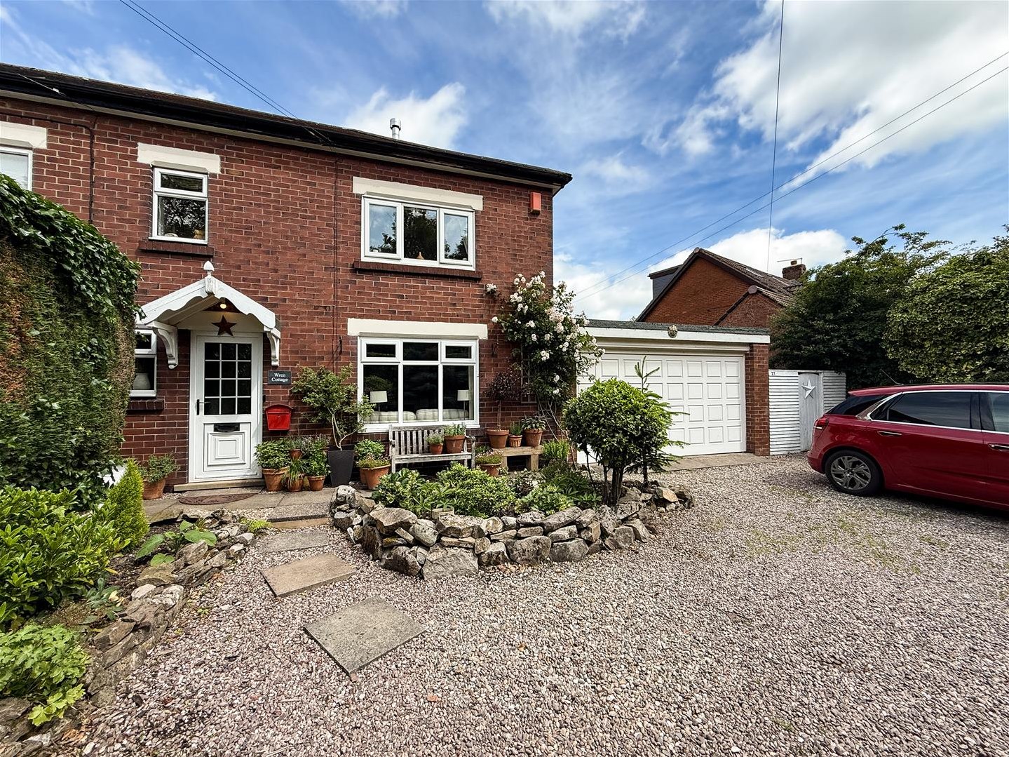 3 bedroom Semi-detached house Under Offer