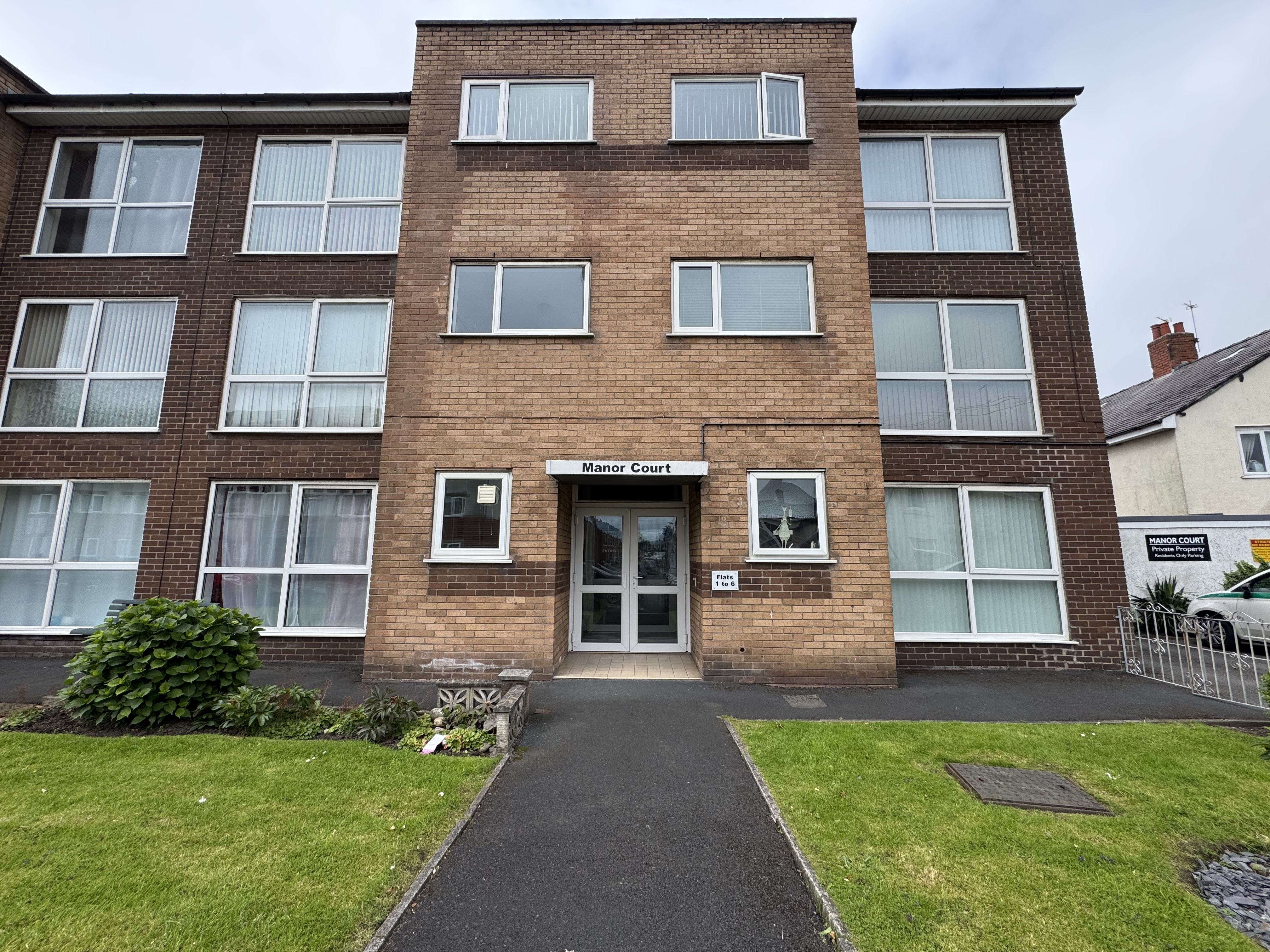 2 bedroom Flat For Sale