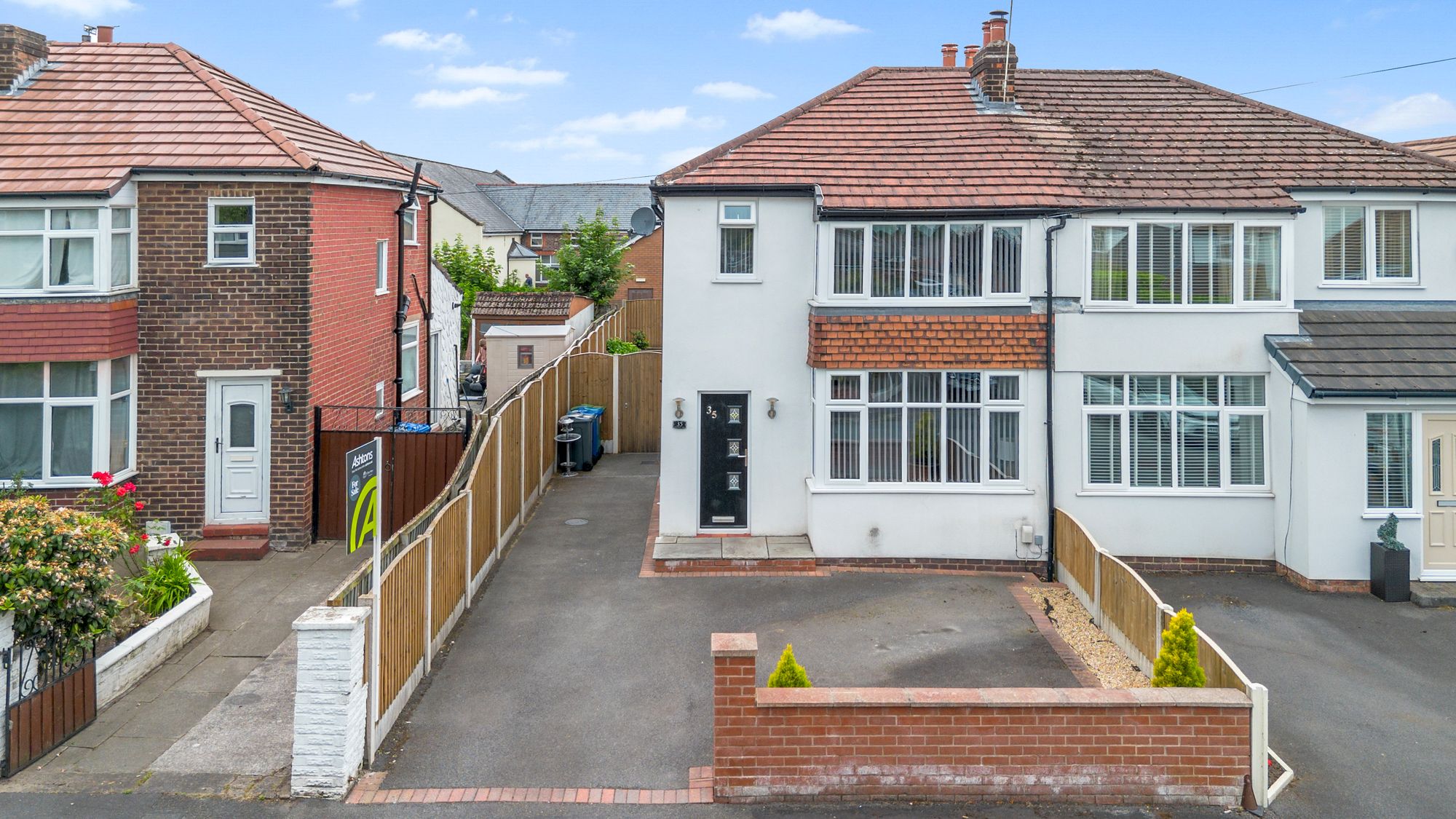 2 bedroom Semi-detached house Under Offer