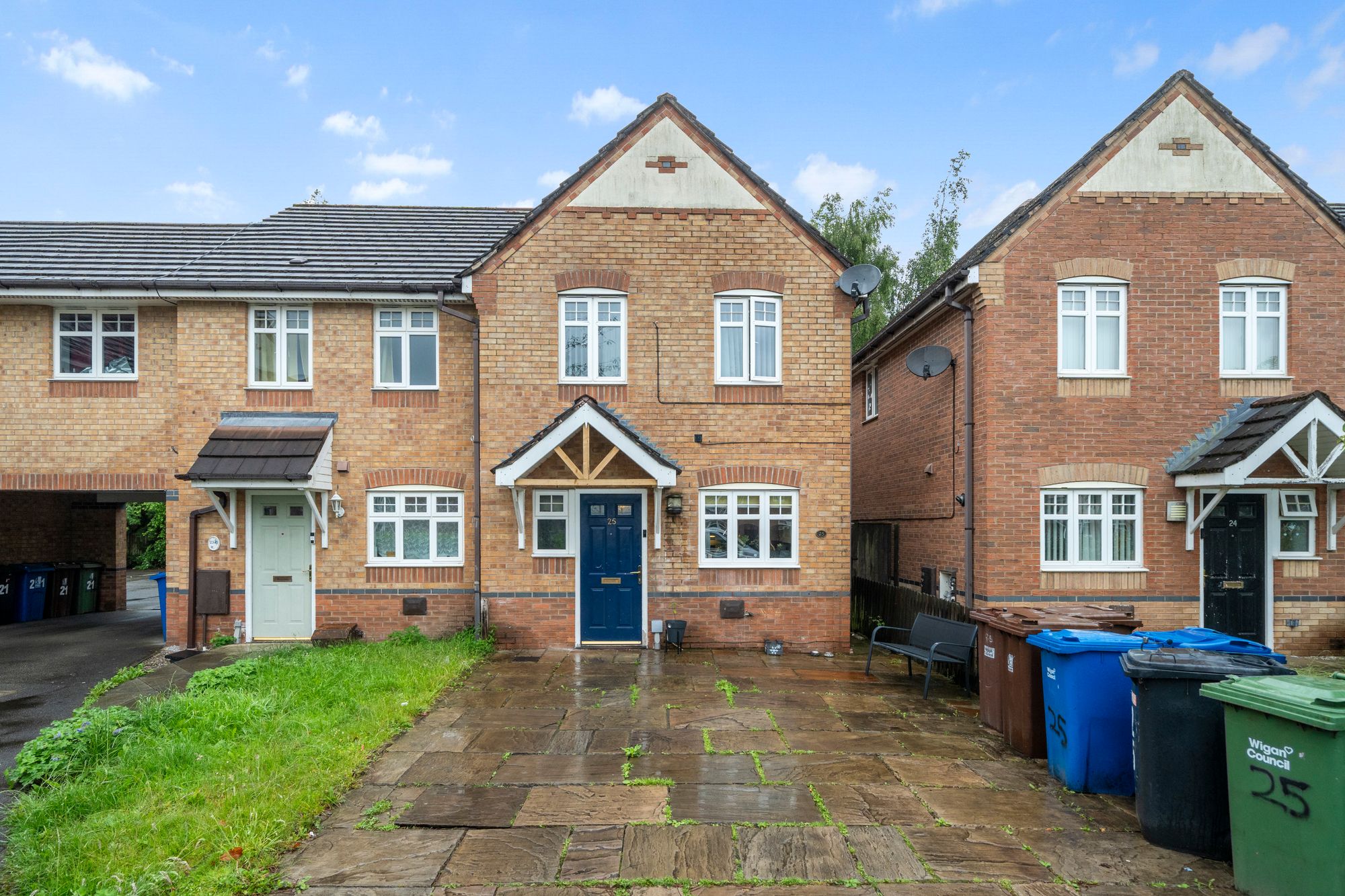 3 bedroom Semi-detached house Under Offer