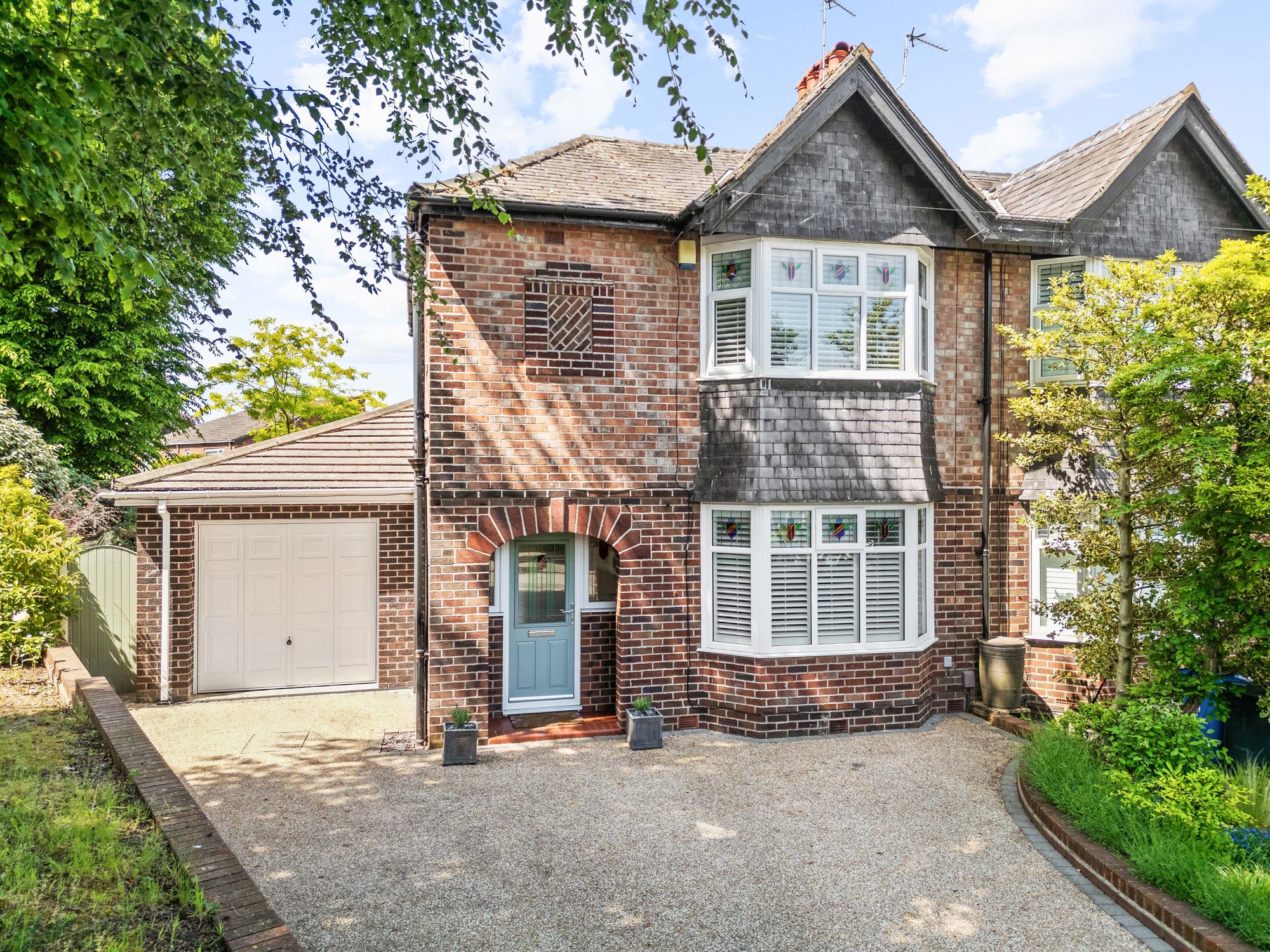 3 bedroom Semi-detached house Under Offer