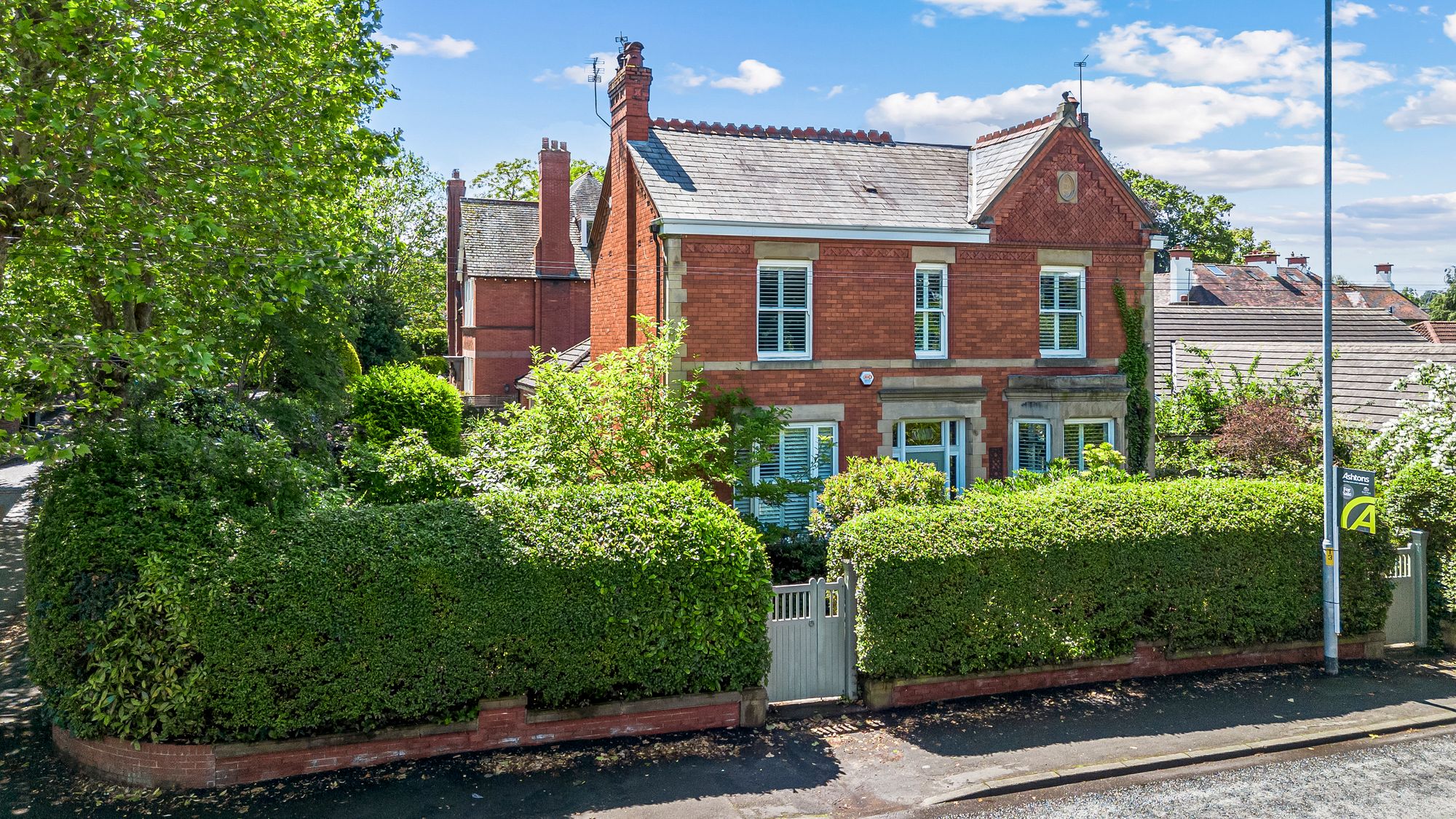 5 bedroom Detached house Under Offer