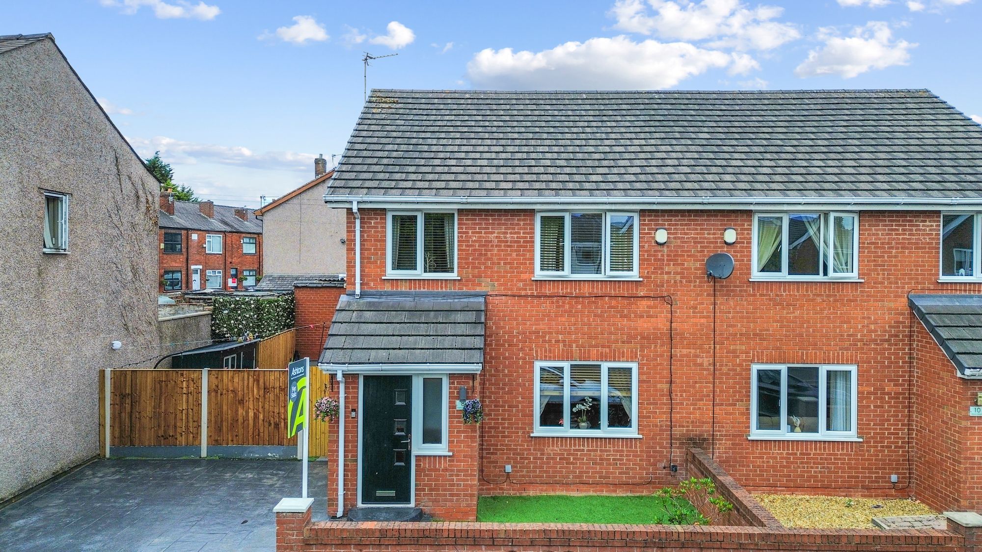 3 bedroom Semi-detached house Under Offer