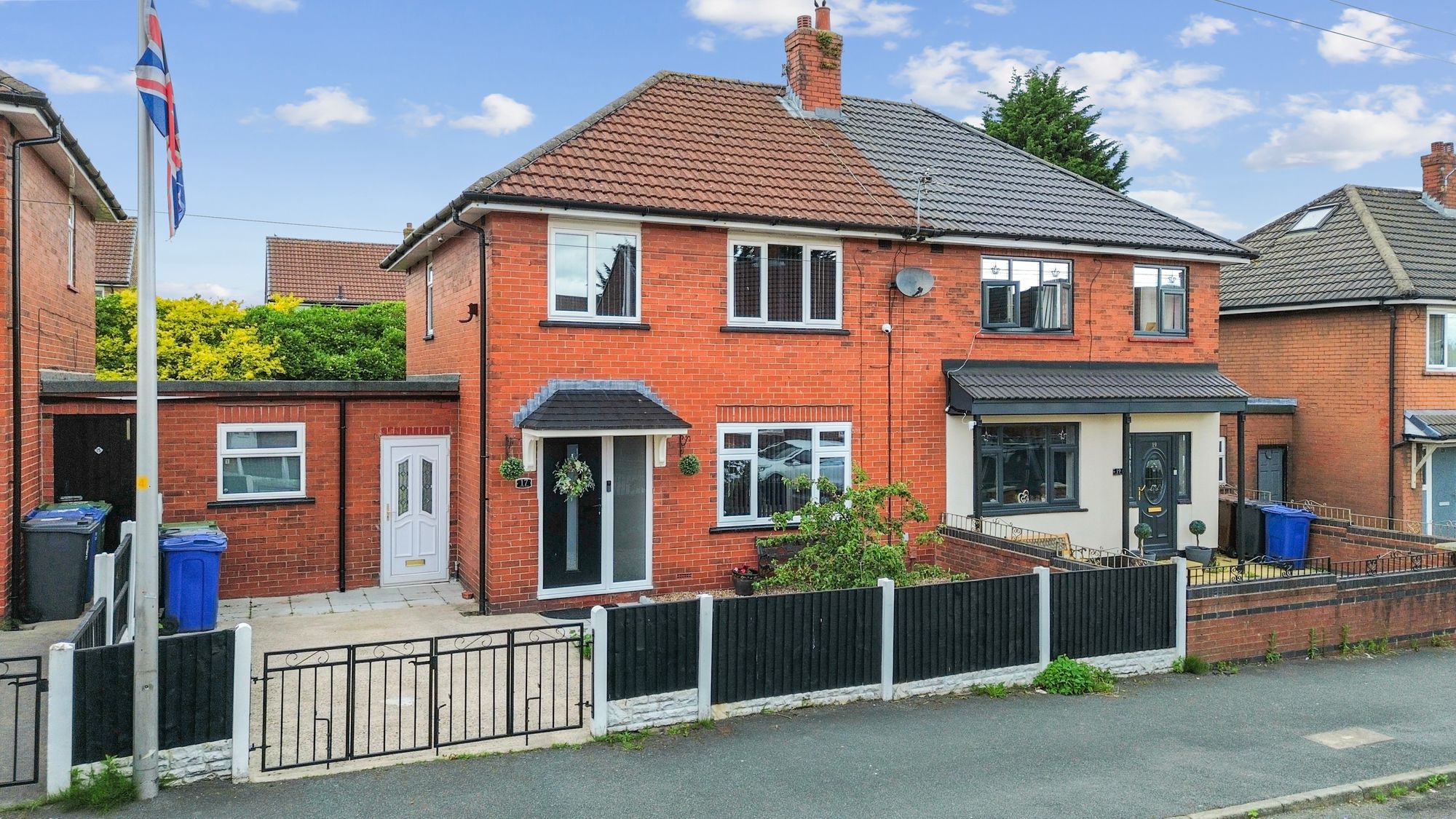 3 bedroom Semi-detached house Under Offer