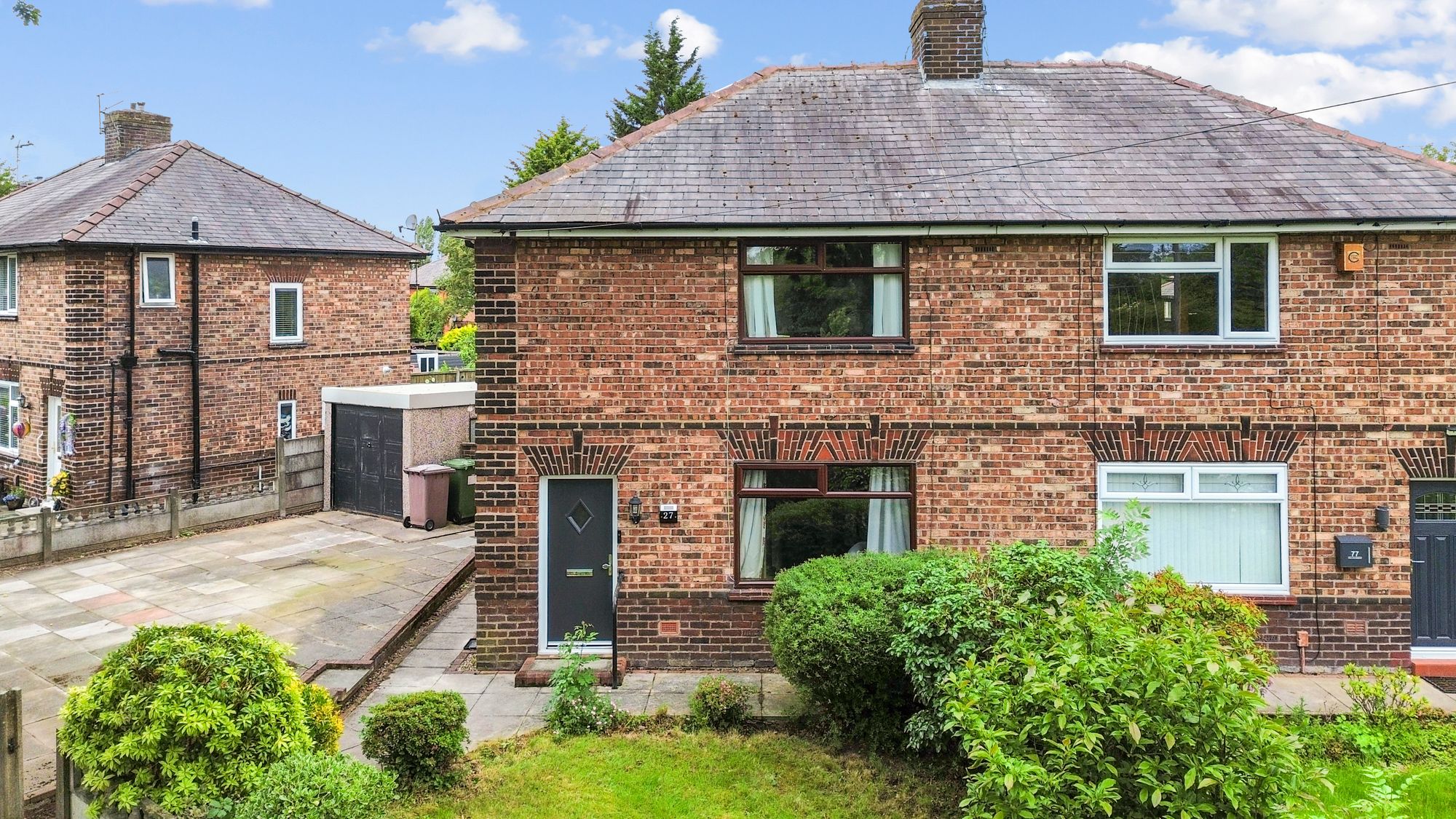 3 bedroom Semi-detached house Under Offer